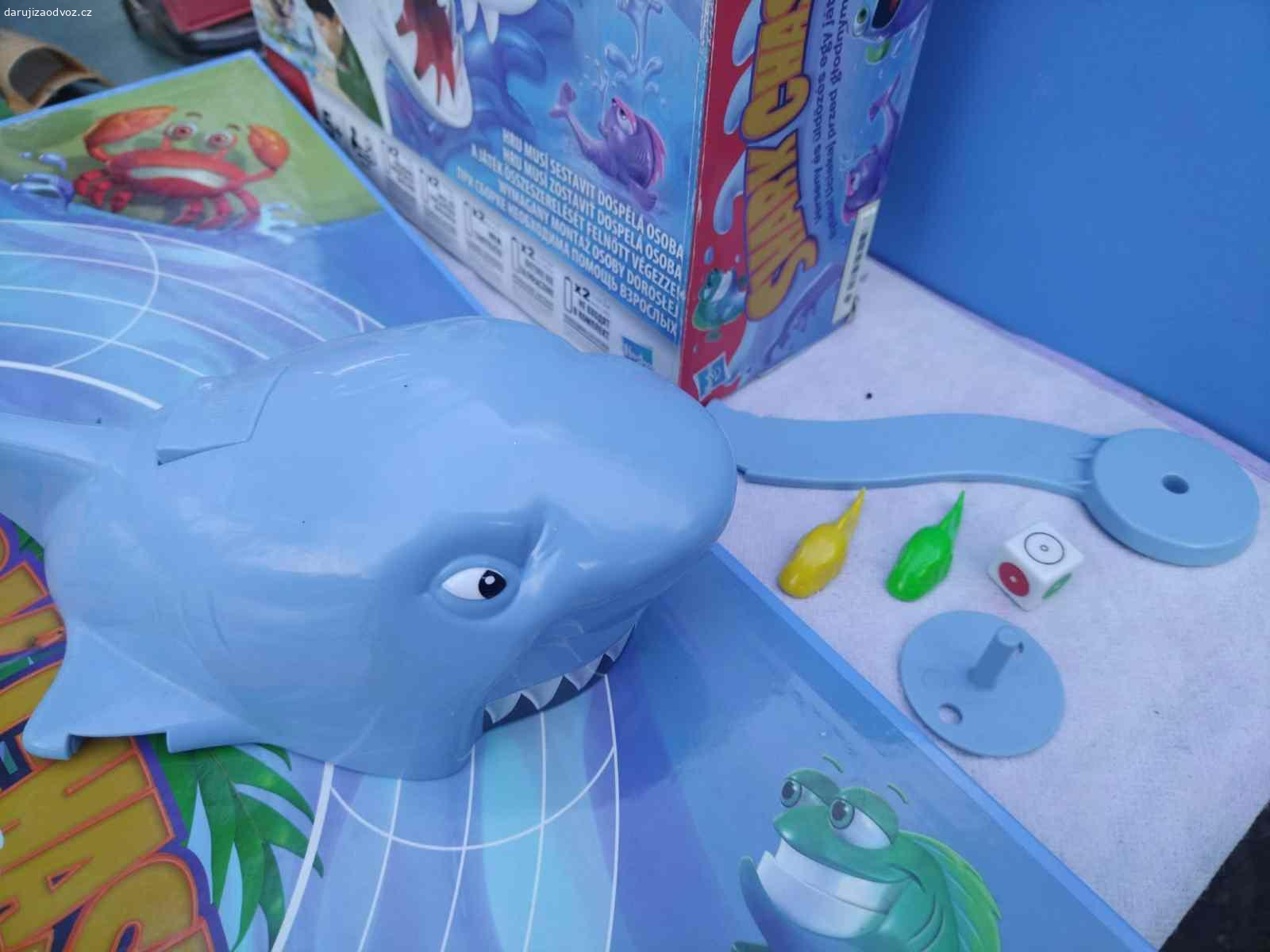 Akční hra Útok žraloka (Shark Chase) – s krabicí. Nabízím (třeba ovoce pro děti potěší - není podmínkou) oblíbenou dětskou společenskou hru Shark Chase (Útok žraloka). Hra je ve velmi zachovalém stavu, žralok je funkční (pohybuje se po vložení 2x AA baterií). Součástí je i originální krabice.
Upozornění: Sada není kompletní – chybí 2 rybičky a 1 kostka (lze snadno nahradit figurkami z jiné hry). Ideální pro někoho, kdo už hru má a potřebuje náhradní díly (zejména funkčního žraloka), nebo pro nenáročné hraní ve dvou hráčích.