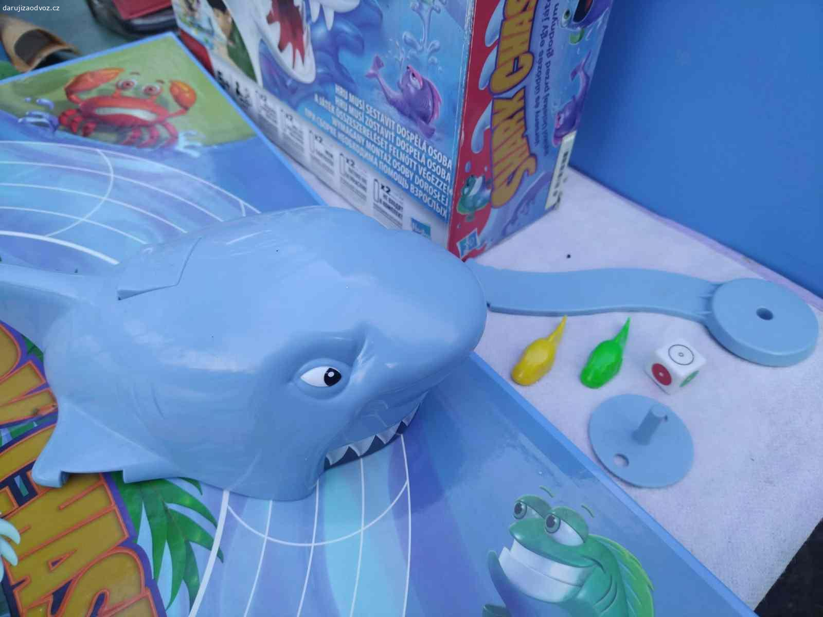 Akční hra Útok žraloka (Shark Chase) – s krabicí. Nabízím (třeba ovoce pro děti potěší - není podmínkou) oblíbenou dětskou společenskou hru Shark Chase (Útok žraloka). Hra je ve velmi zachovalém stavu, žralok je funkční (pohybuje se po vložení 2x AA baterií). Součástí je i originální krabice.
Upozornění: Sada není kompletní – chybí 2 rybičky a 1 kostka (lze snadno nahradit figurkami z jiné hry). Ideální pro někoho, kdo už hru má a potřebuje náhradní díly (zejména funkčního žraloka), nebo pro nenáročné hraní ve dvou hráčích.