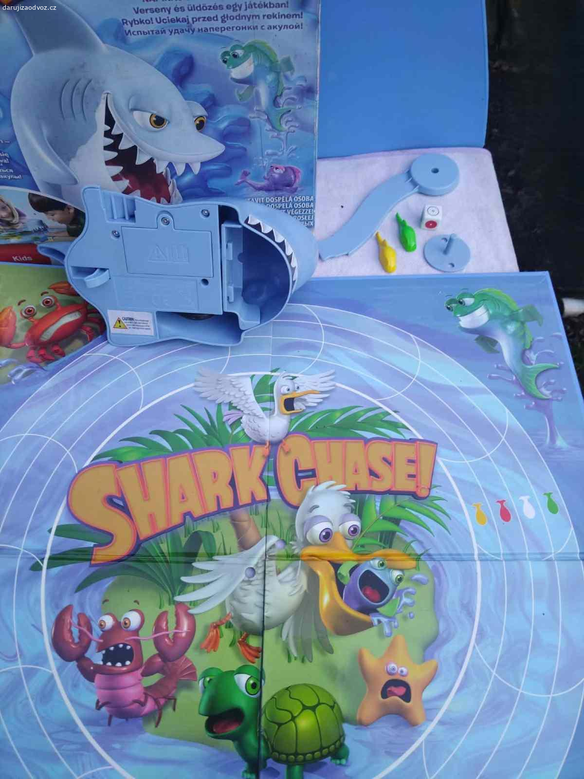 Akční hra Útok žraloka (Shark Chase) – s krabicí. Nabízím (třeba ovoce pro děti potěší - není podmínkou) oblíbenou dětskou společenskou hru Shark Chase (Útok žraloka). Hra je ve velmi zachovalém stavu, žralok je funkční (pohybuje se po vložení 2x AA baterií). Součástí je i originální krabice.
Upozornění: Sada není kompletní – chybí 2 rybičky a 1 kostka (lze snadno nahradit figurkami z jiné hry). Ideální pro někoho, kdo už hru má a potřebuje náhradní díly (zejména funkčního žraloka), nebo pro nenáročné hraní ve dvou hráčích.