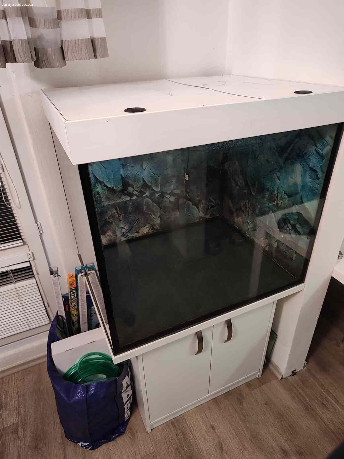 Akvarium. Daruji za odvoz akvárium 90x70x80cm tl. 10mm se skříňkou (výška 70cm). Včetně osvětlení, náhradní trubic, vnějšího filtru Eheim 4+. Stáří 15 let. Nepodařilo se delší dobu prodat kvůli atyp. rozměrům, potřebují ale udělat akutně místo. Nutné zajistit si odvoz a pomocníky na nošení vzhledem k vyšší hmotností akvária - stěhování z prvního patra. Výtah je malý, nelze použít.