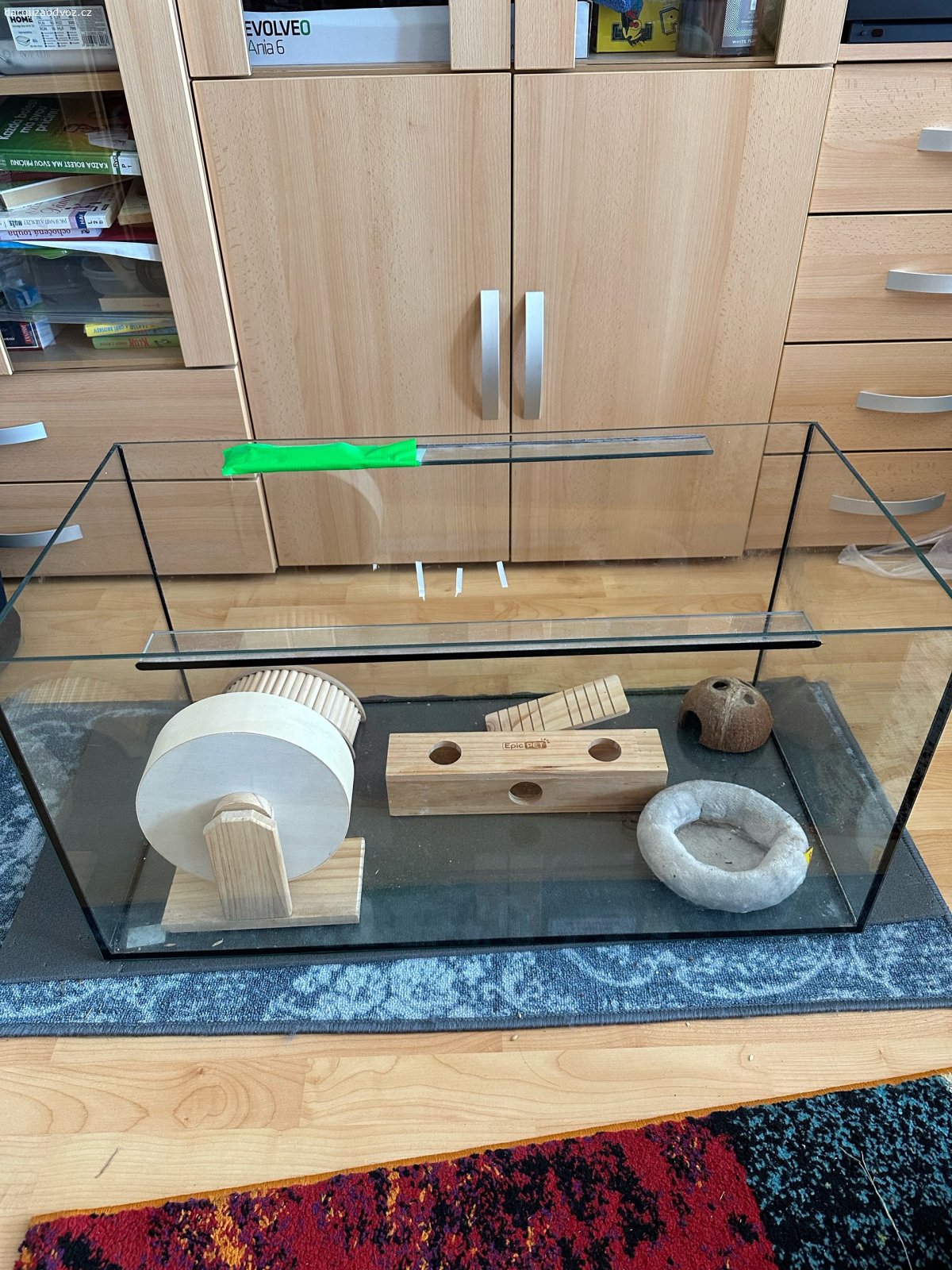 akvarko - měli jsme pro křečka. Daruji akvárko rozměry v cm  80 x 40 x 40, meli jsme pro křečka. izolepou slepená část praskla.