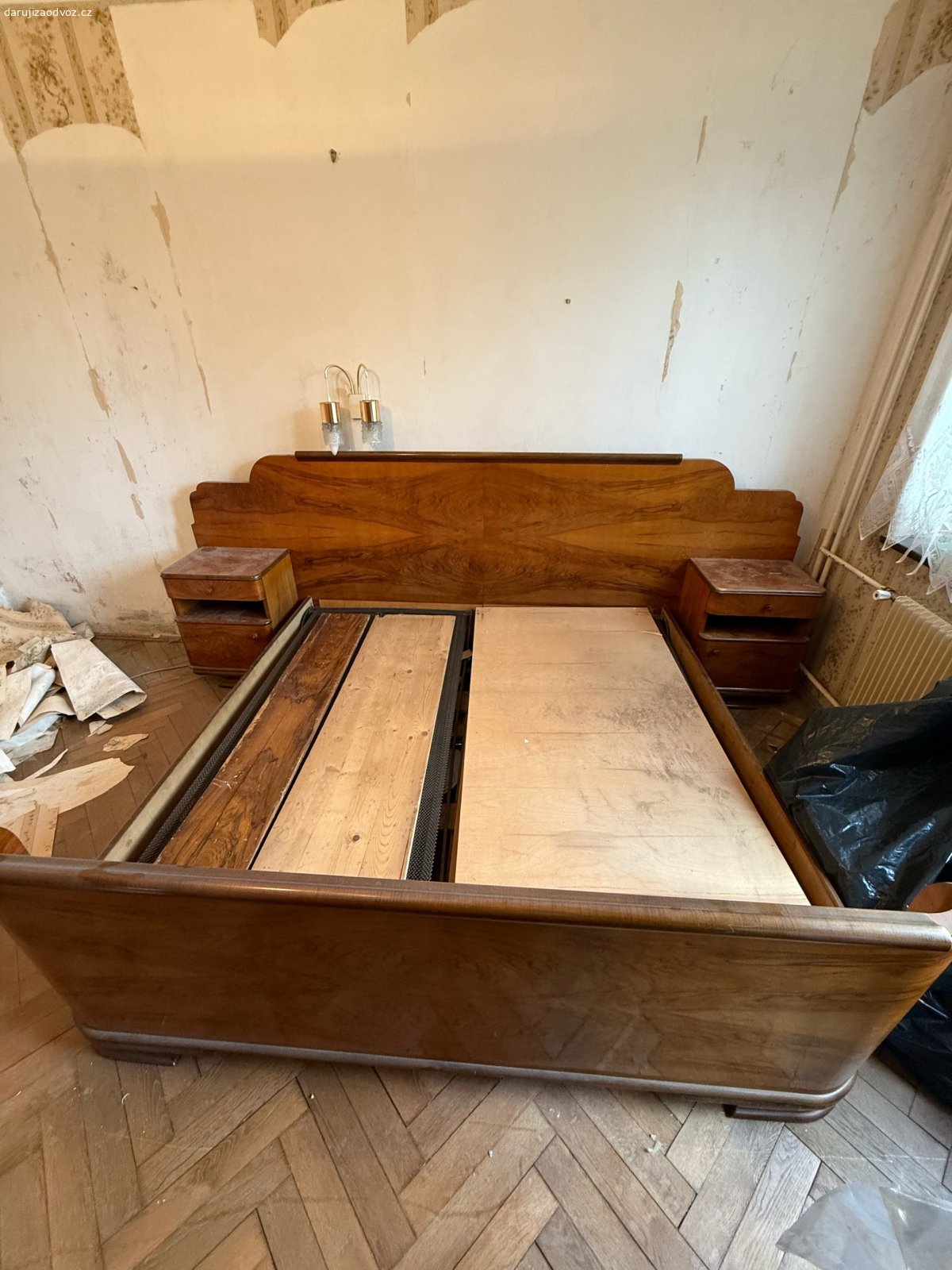 Artdeco postel. - stará postel včetně stolků 
- top stav - ořechová dýha 30. léta
