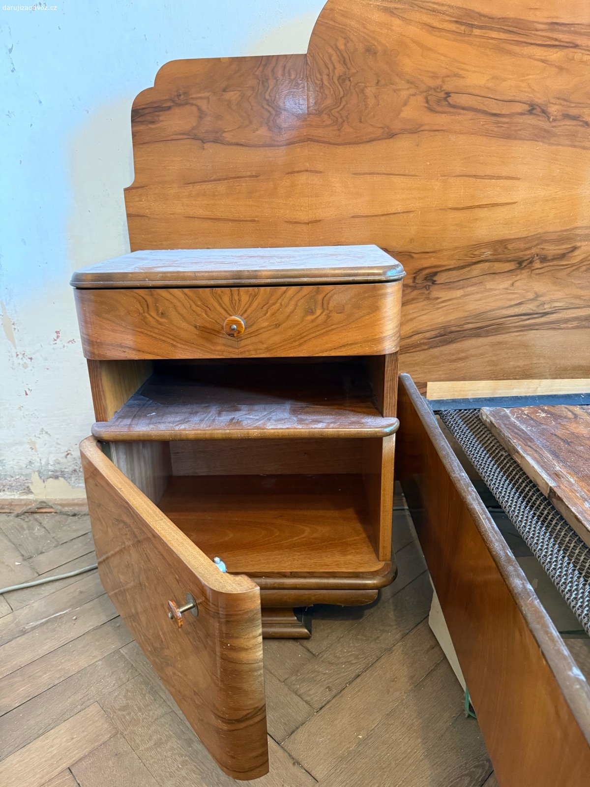 Artdeco postel. - stará postel včetně stolků 
- top stav - ořechová dýha 30. léta