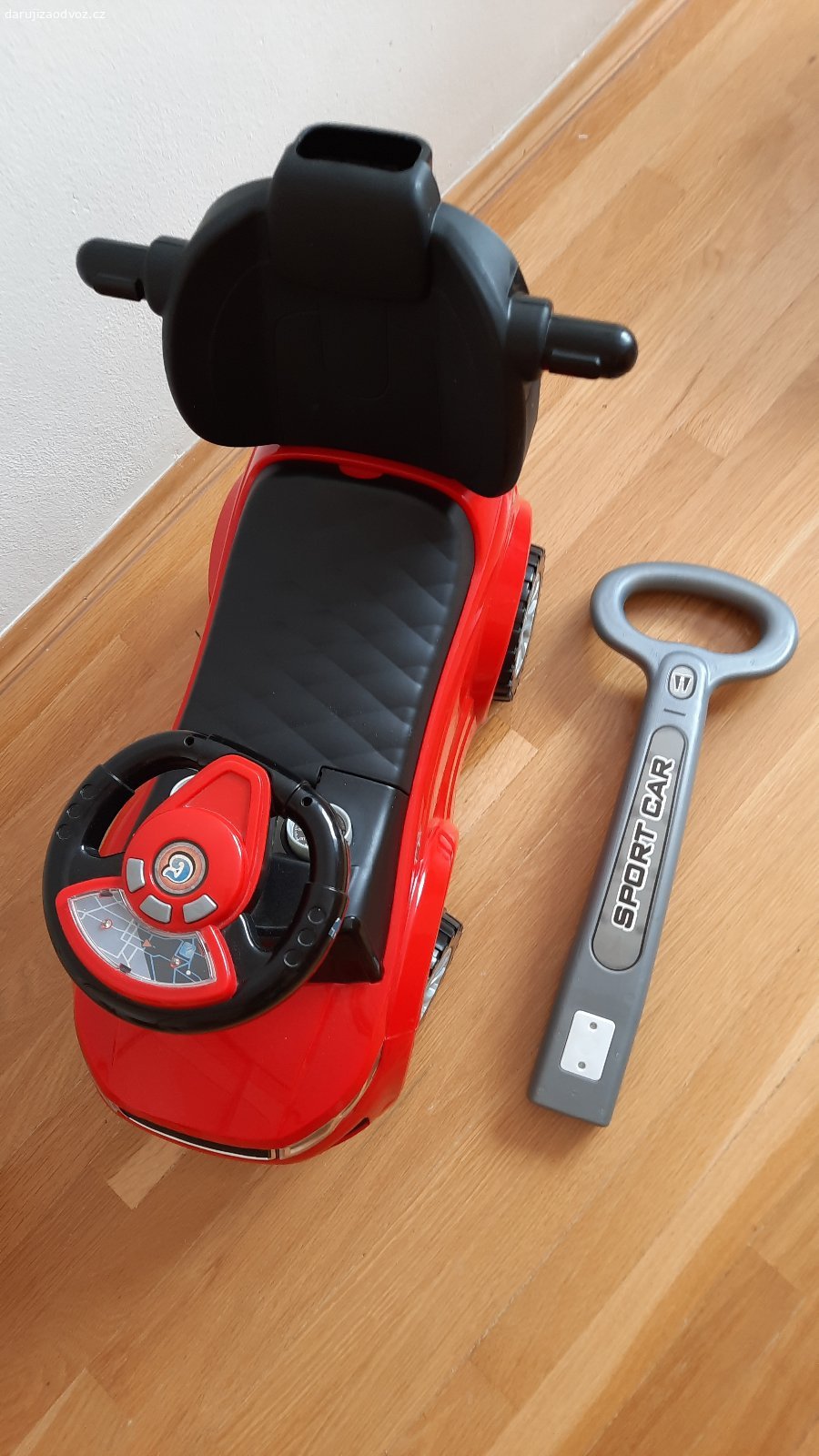 auto - nízké odrážedlo s vodicí tyčí. Nabízím dětské auto (nízké odrážedlo) s odnímatelnou vodicí tyčí. Na troubení a světlo je potřeba vyměnit baterie.