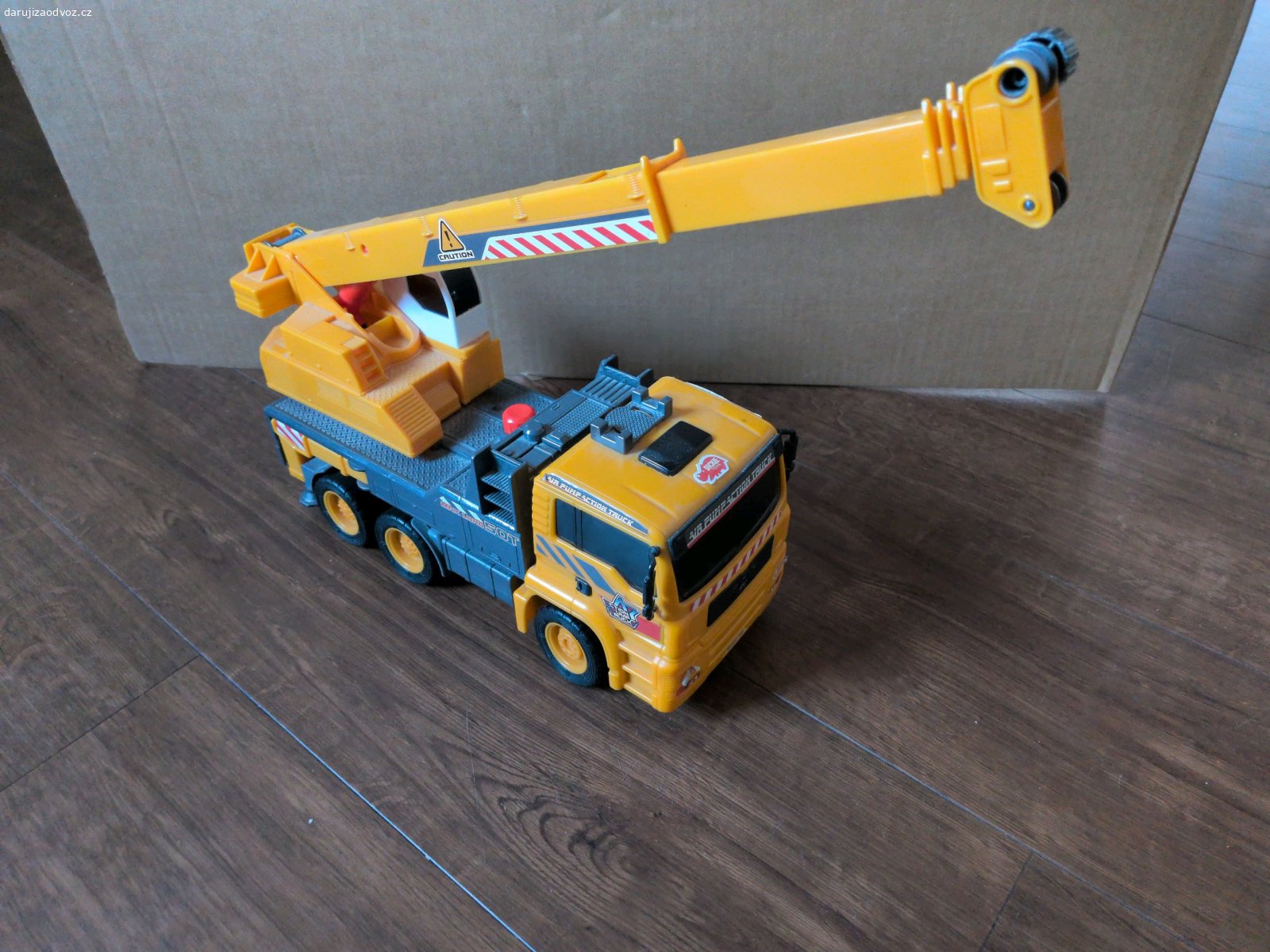 Autojeřáb s hydraulickým ramenem. Autojeřáb na ruční pohon. Hydraulické rameno lze "napumpováním" zvednout a druhým červeným tlačítkem spustit.
Chybí provázek a hák.