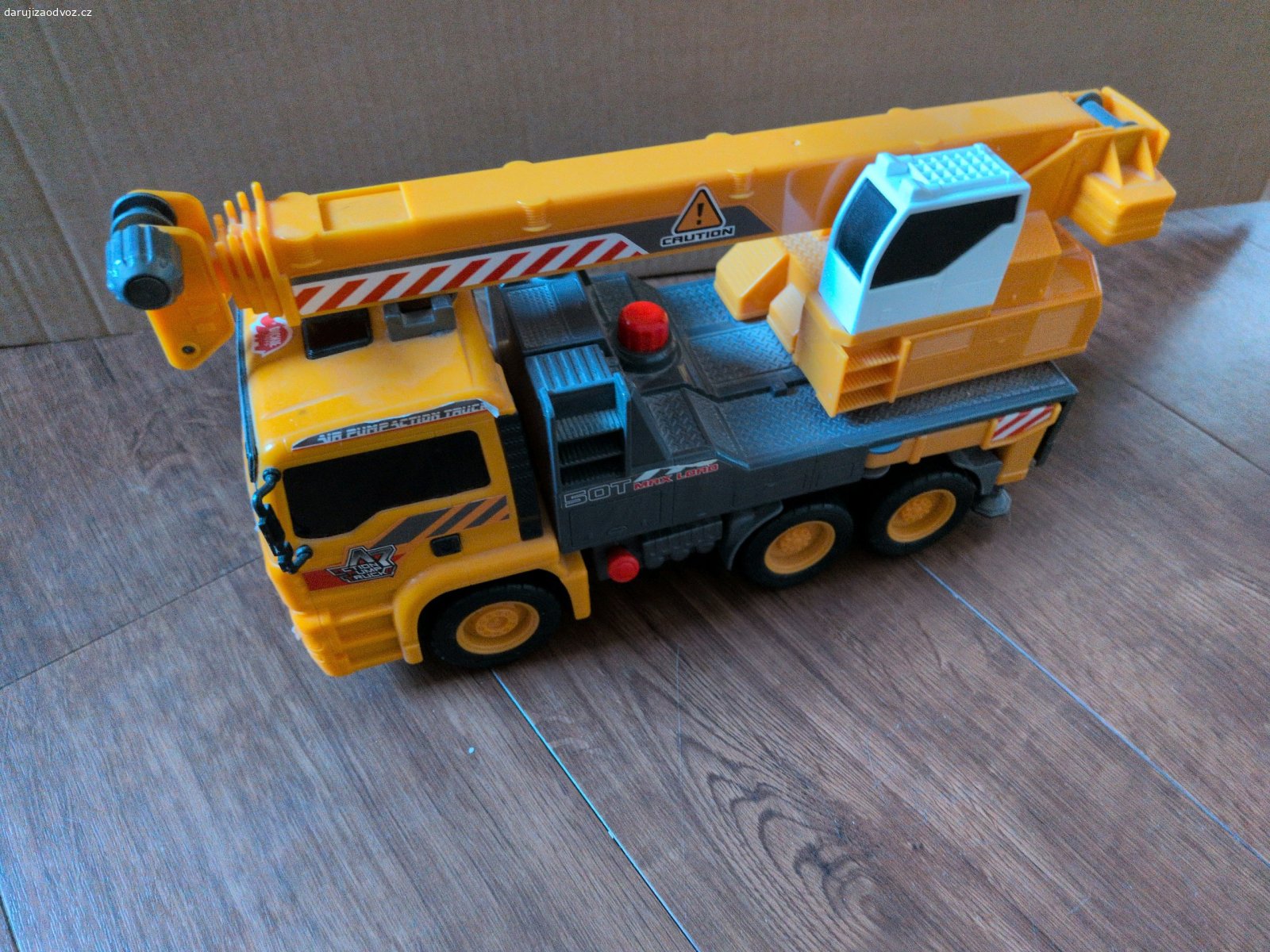 Autojeřáb s hydraulickým ramenem. Autojeřáb na ruční pohon. Hydraulické rameno lze "napumpováním" zvednout a druhým červeným tlačítkem spustit.
Chybí provázek a hák.