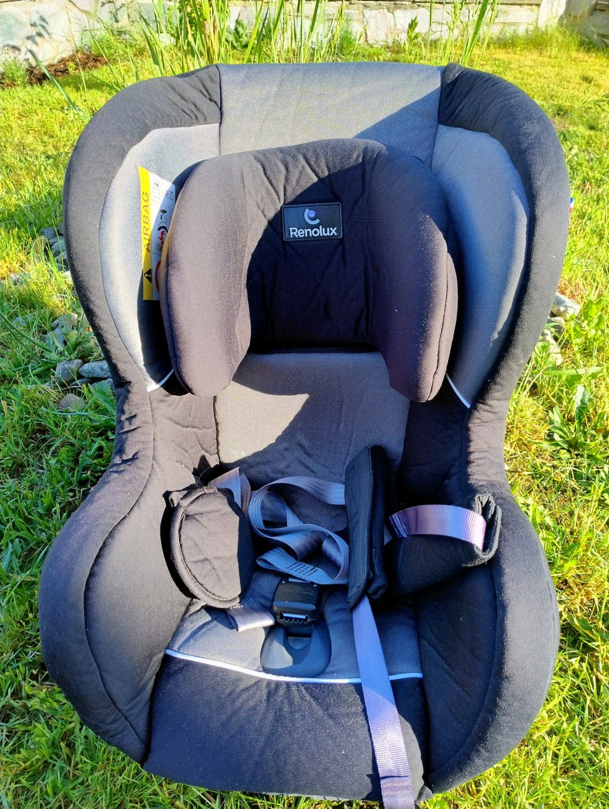 Autosedačka 9-18kg. vyprané potahy. V pěkném stavu.
pri sundávání potahu jsme někam zašily plechové zarážky od pásů.
šikula zauzluje a nebo si dodělá, resp. sežene
