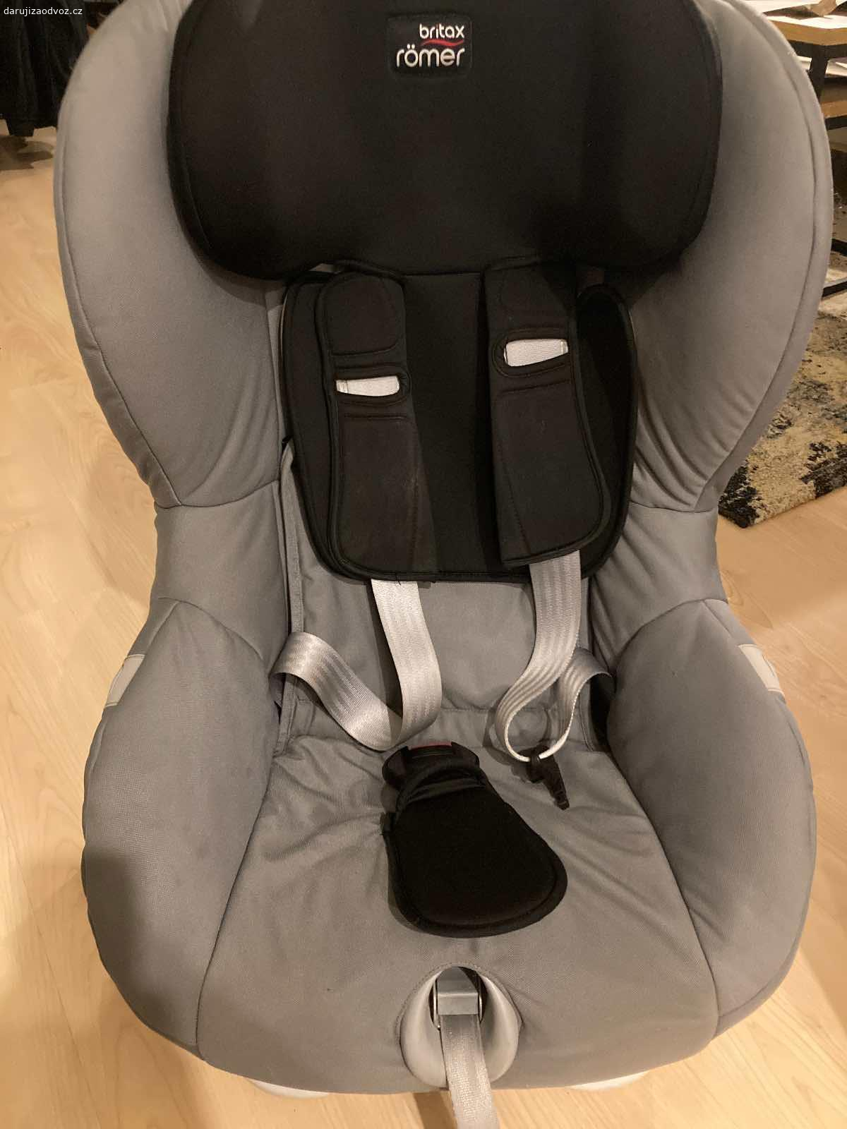 Autosedačka Britax Römer King II 9-18kg. Autosedačka po dvou dětech, nebouraná, vypraný potah, ale fleky, vady vady viz foto (odpáraný kryt, stačí zašít, vyskočená ochrana krku), spíše na náhradní díly nebo po spravení jako pohotovostní. Není na isofix.  K dispozici do 20.12., pak půjde na sběrný dvůr.