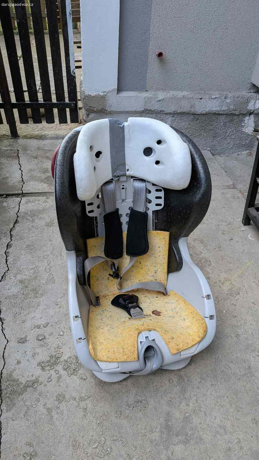 Autosedačka Britax-Römer King II. Autosedačka Britax-Römer King II. Po dvou dětech. Nalomený polystyren na opěrce hlavy (slepeno stříbrnou páskou, viz foto)