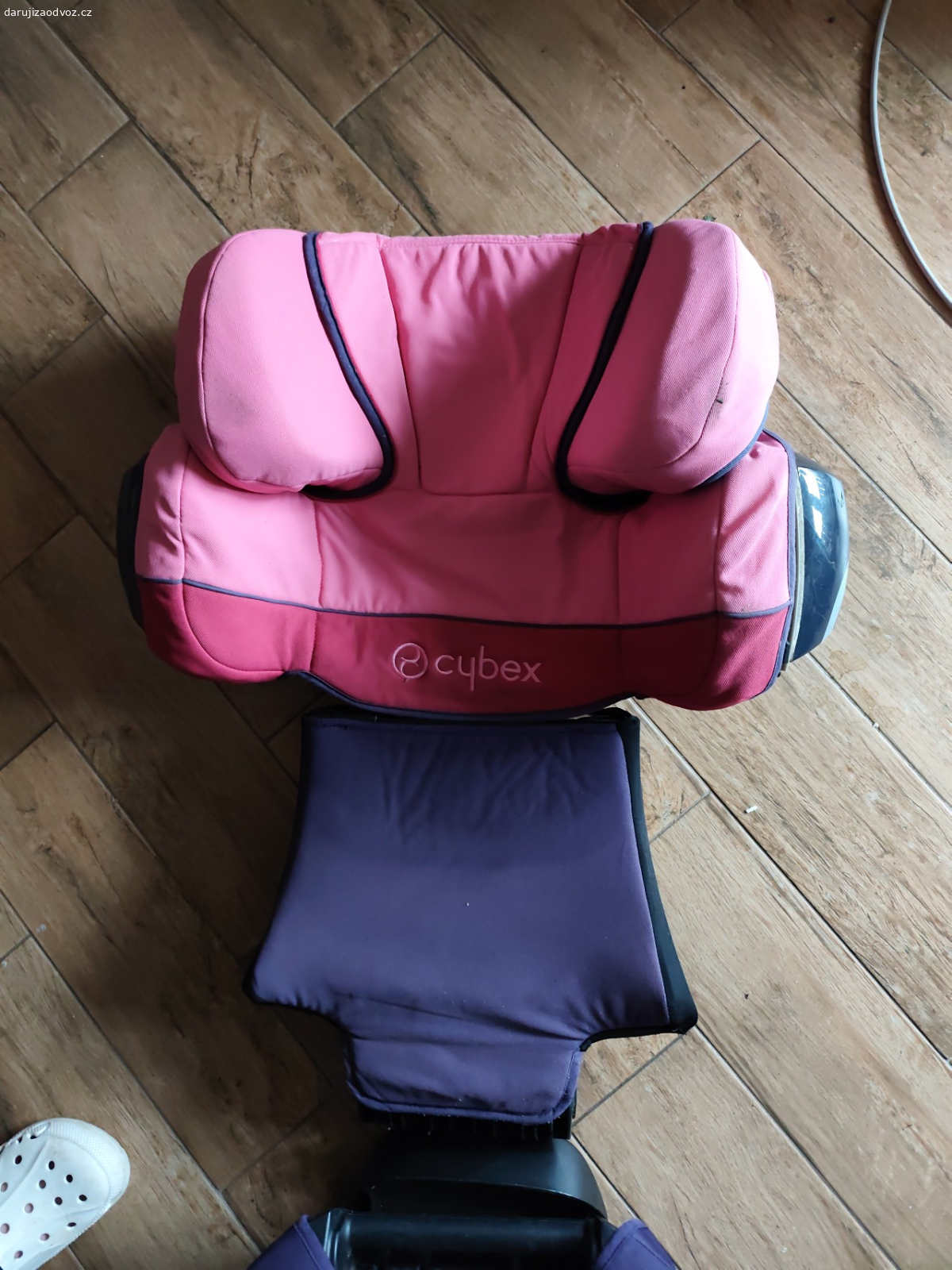 autosedačka do 35kg. Daruji sedačku Cybex, bez isofixu, použití i jako samostatný podsedák. Bonbóny pro děti potěší, není podmínkou.