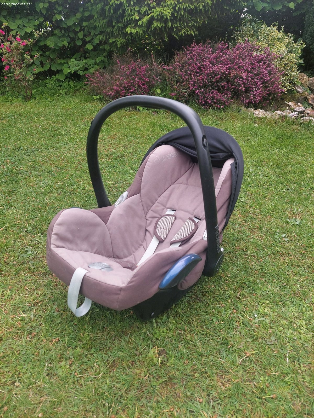 Autosedačka Maxi-Cosi (Vajíčko). Darujeme starší autosedačku Maxi-Cosi CabrioFix (0-13 kg). Novorozenecká vložka chybí.