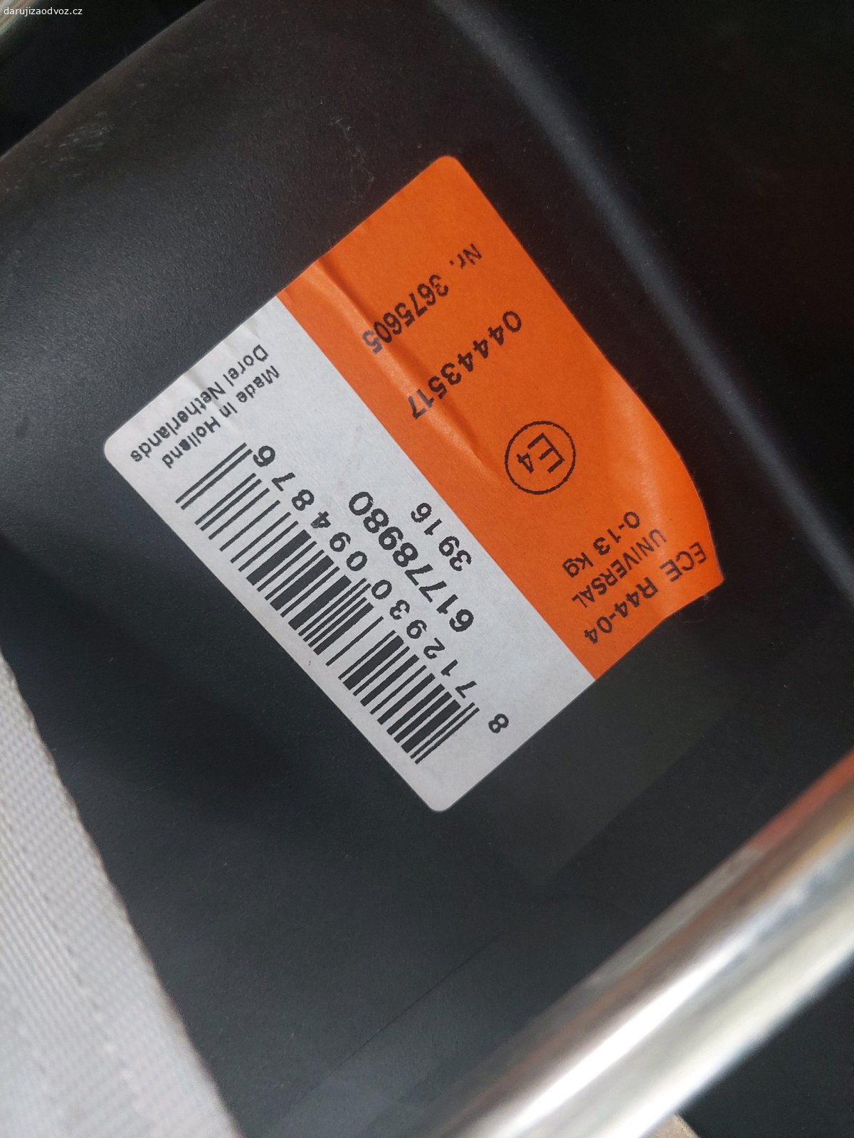 Autosedačka Maxi-Cosi (Vajíčko). Darujeme starší autosedačku Maxi-Cosi CabrioFix (0-13 kg). Novorozenecká vložka chybí.