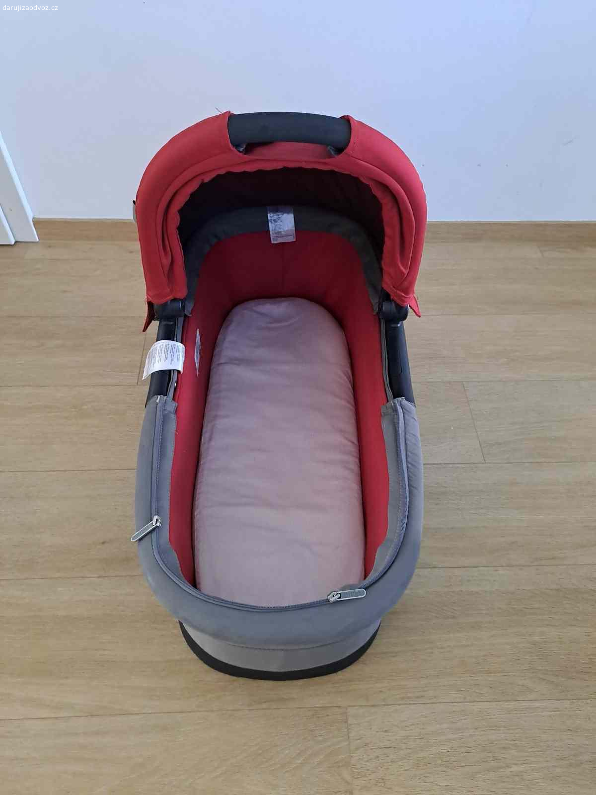 Autosedacka/vajicko+Hluboka korba Britax. daruji vajicko + adaptery, sa da pripnout na kocar , pouzivali sme na Britax b motion 4, ale urcite se da pouzit na ine typy Britaxu. 
Daruji k tomu i hluboku korbu pro mimino, vsechno v pouzitelnom stave, plne funkcni. 
Nevolat prosim, sms, whatsapp je ok