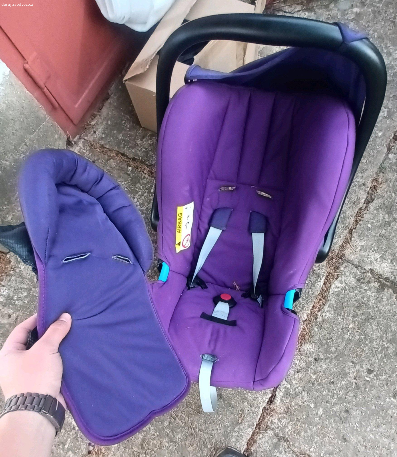 Autosedačka vajíčko. Daruji autosedačku vajíčko Britax Römer, tak jak je na fotkách včetně přídavného polstrování pro nejmenší děti. Určena do 13 kg. V rodině není potřeba, někomu třeba ještě udělá službu. Vyzvednutí Šlapanice u Brna nebo Hustopeče nebo po dohodě i Olomouc.