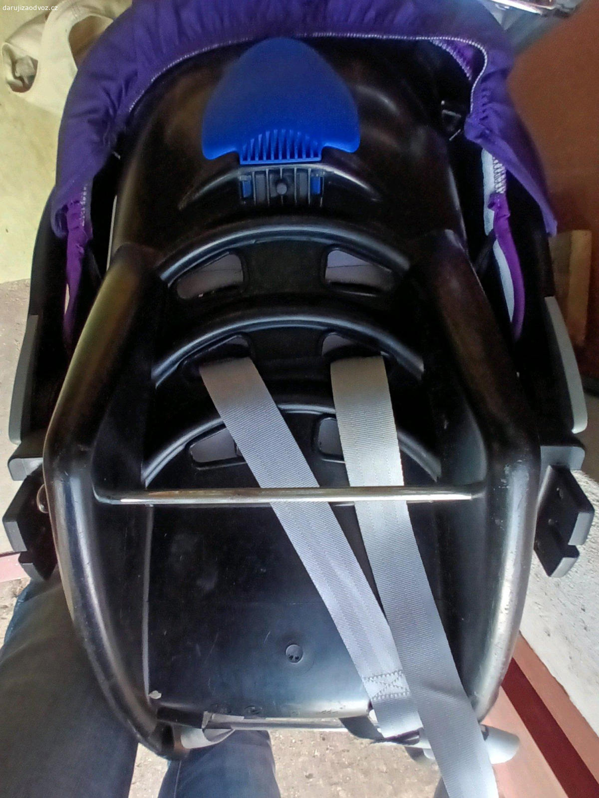 Autosedačka vajíčko. Daruji autosedačku vajíčko Britax Römer, tak jak je na fotkách včetně přídavného polstrování pro nejmenší děti. Určena do 13 kg. V rodině není potřeba, někomu třeba ještě udělá službu. Vyzvednutí Šlapanice u Brna nebo Hustopeče nebo po dohodě i Olomouc.