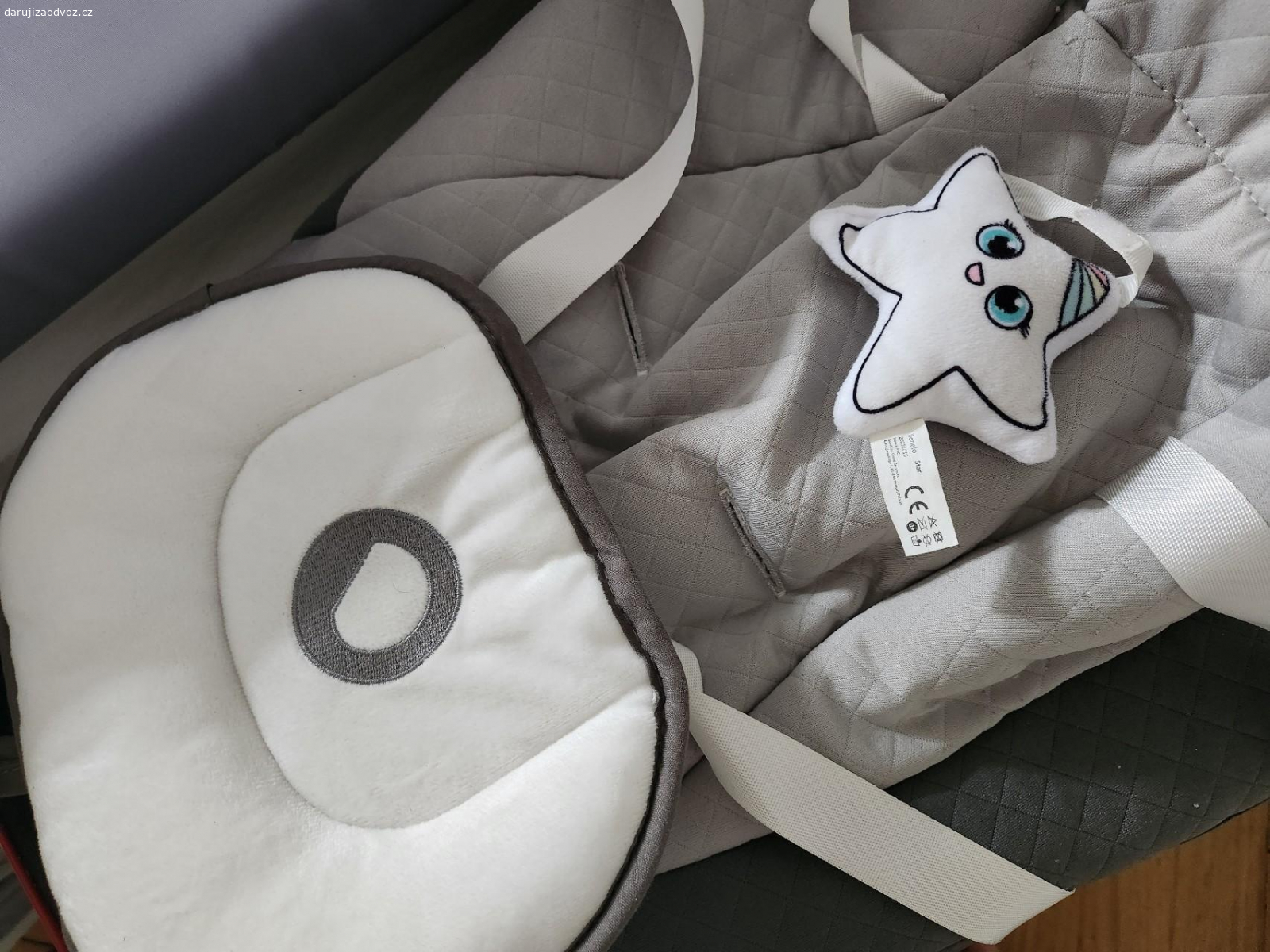 Baby Swing Lionelo. Po 2 dětech, dobrý stav, ale ztratili jsme někde kabel, aby se houpalo samo :( můžete zkusit baterky - ty ale moc nefungovaly, popřípadě opravit nebo jen manuálně houpat rukou/nohou. Každopádně fajn na odložení mimča a ráda tedy daruji.