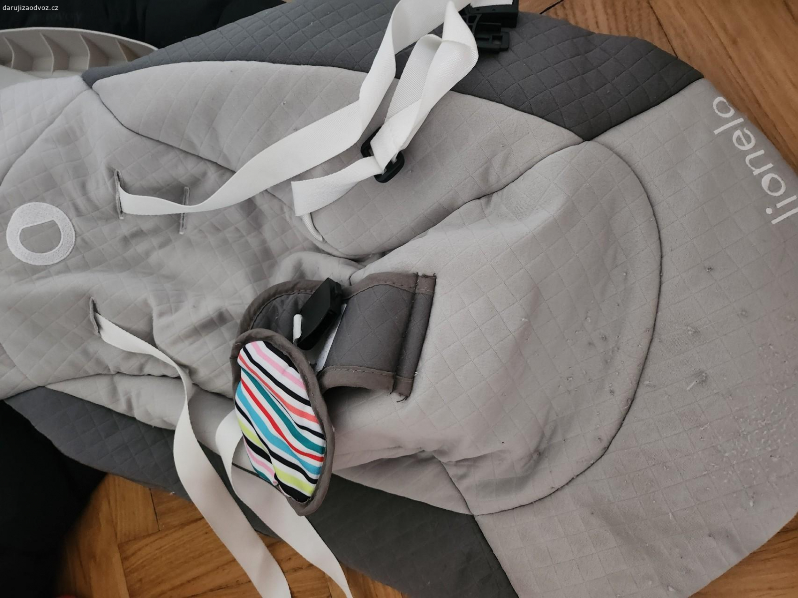 Baby Swing Lionelo. Po 2 dětech, dobrý stav, ale ztratili jsme někde kabel, aby se houpalo samo :( můžete zkusit baterky - ty ale moc nefungovaly, popřípadě opravit nebo jen manuálně houpat rukou/nohou. Každopádně fajn na odložení mimča a ráda tedy daruji.