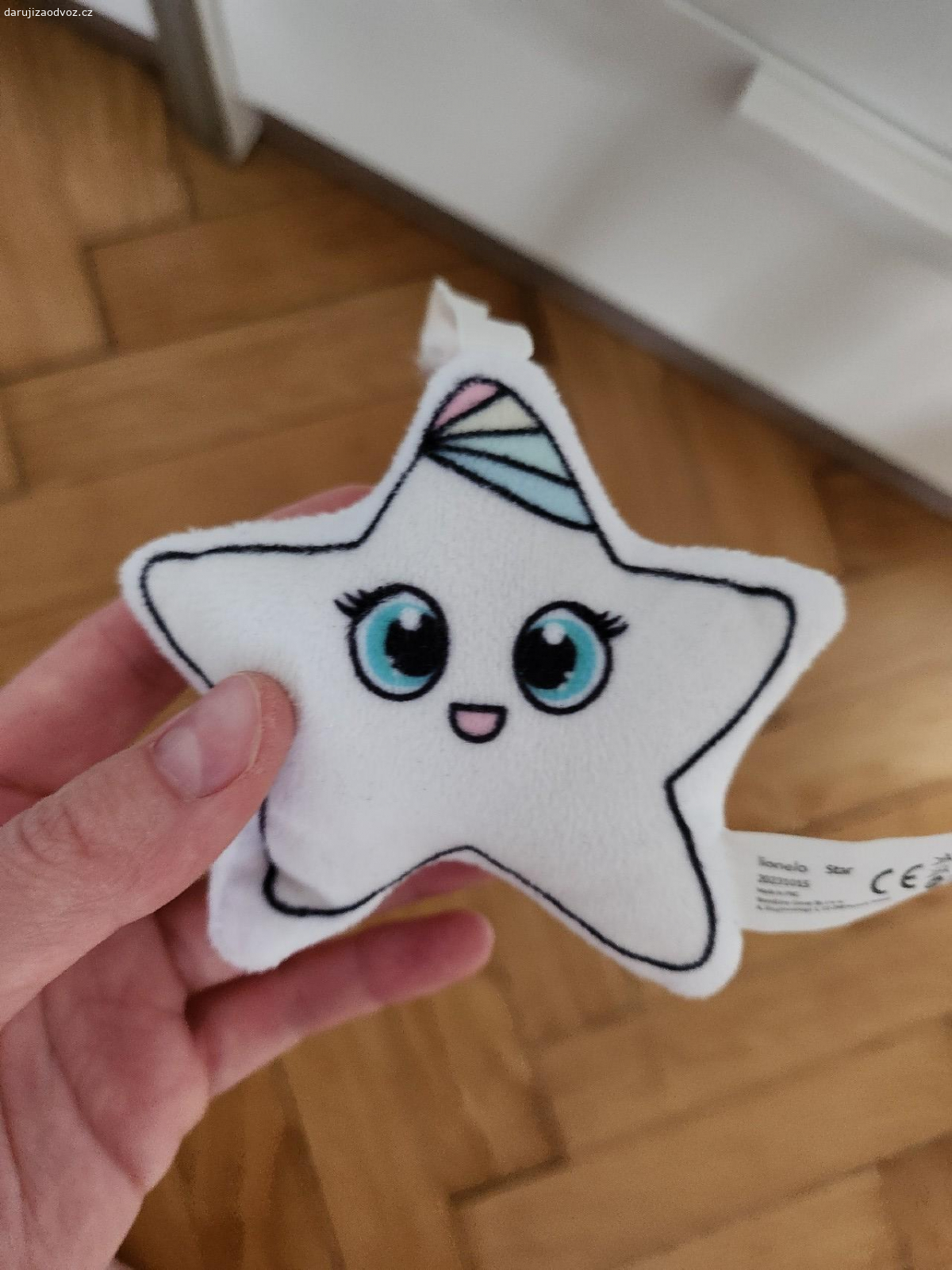 Baby Swing Lionelo. Po 2 dětech, dobrý stav, ale ztratili jsme někde kabel, aby se houpalo samo :( můžete zkusit baterky - ty ale moc nefungovaly, popřípadě opravit nebo jen manuálně houpat rukou/nohou. Každopádně fajn na odložení mimča a ráda tedy daruji.