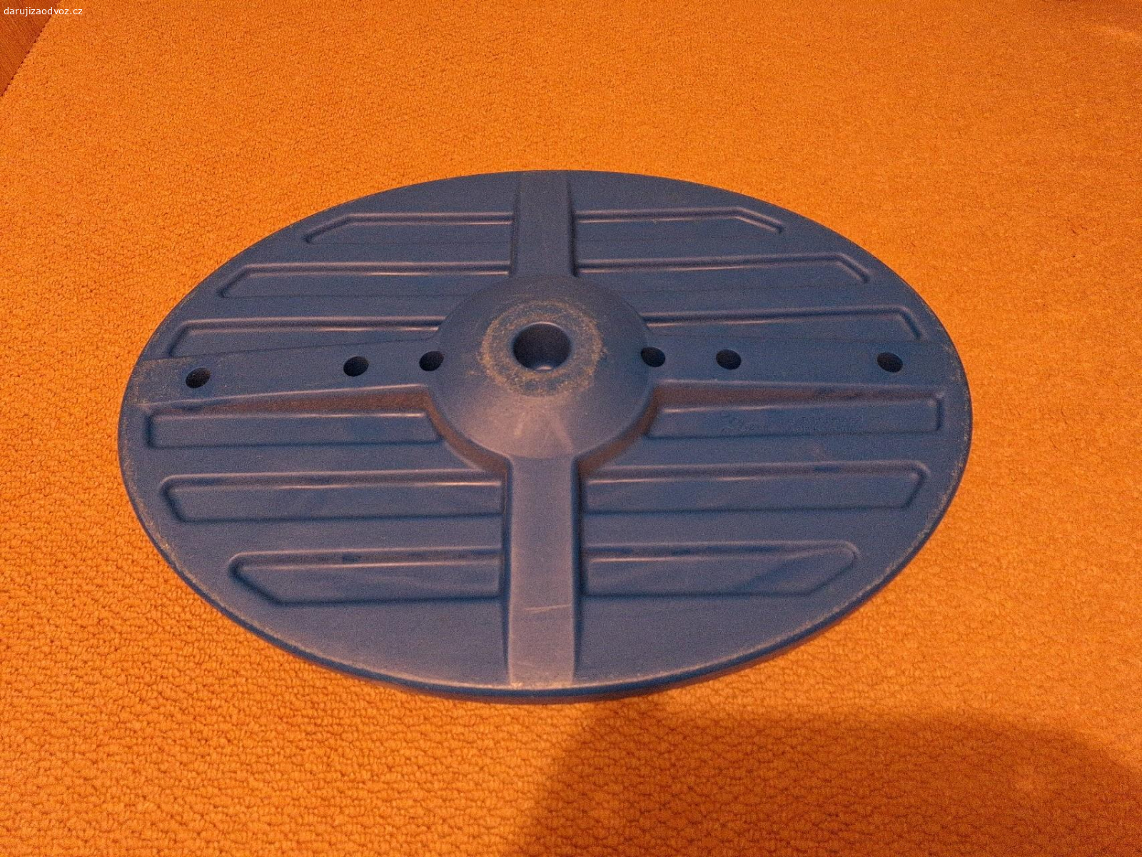 Balancovník pro děti. Daruji plastový balancovník pro děti. úkolem je dostat míček ze šnekových tykadel do ulity a zpět jen pomocí nohou. Zábava pro děti od 2+.