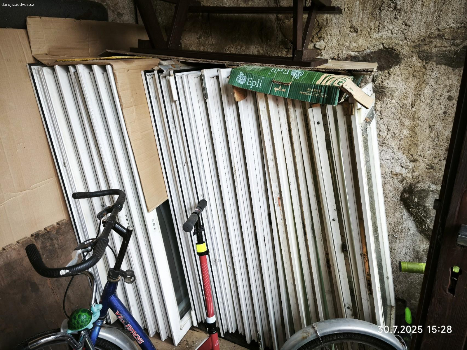 balkonové dveře, okna, skla. děda navozil různé balkonové dveře. něco použil na skleník něco zazdil do stěny, ale spoustu toho zbylo. 
v Černěticich u Volyně 
nějaké jsou v plastu a další ve dřevě. skla jsou u většiny v pořádku

nic nebudu měřit
pokud máte někdo o něco zájem, tak nejlépe o více kusů. překládat okna a prohledávat budete sami. pokud se něco rozbije, tak to odvezete