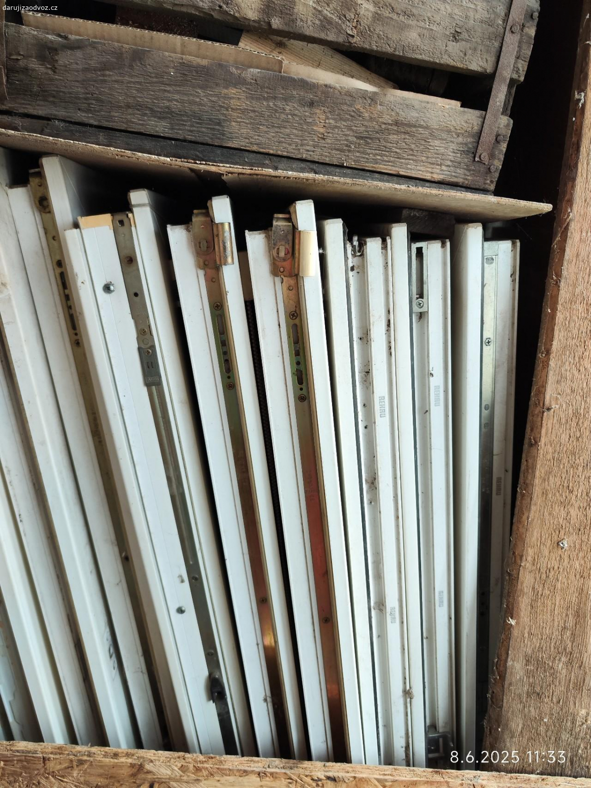 balkonové dveře, okna, skla. děda navozil různé balkonové dveře. něco použil na skleník něco zazdil do stěny, ale spoustu toho zbylo. 
v Černěticich u Volyně 
nějaké jsou v plastu a další ve dřevě. skla jsou u většiny v pořádku

nic nebudu měřit
pokud máte někdo o něco zájem, tak nejlépe o více kusů. překládat okna a prohledávat budete sami. pokud se něco rozbije, tak to odvezete