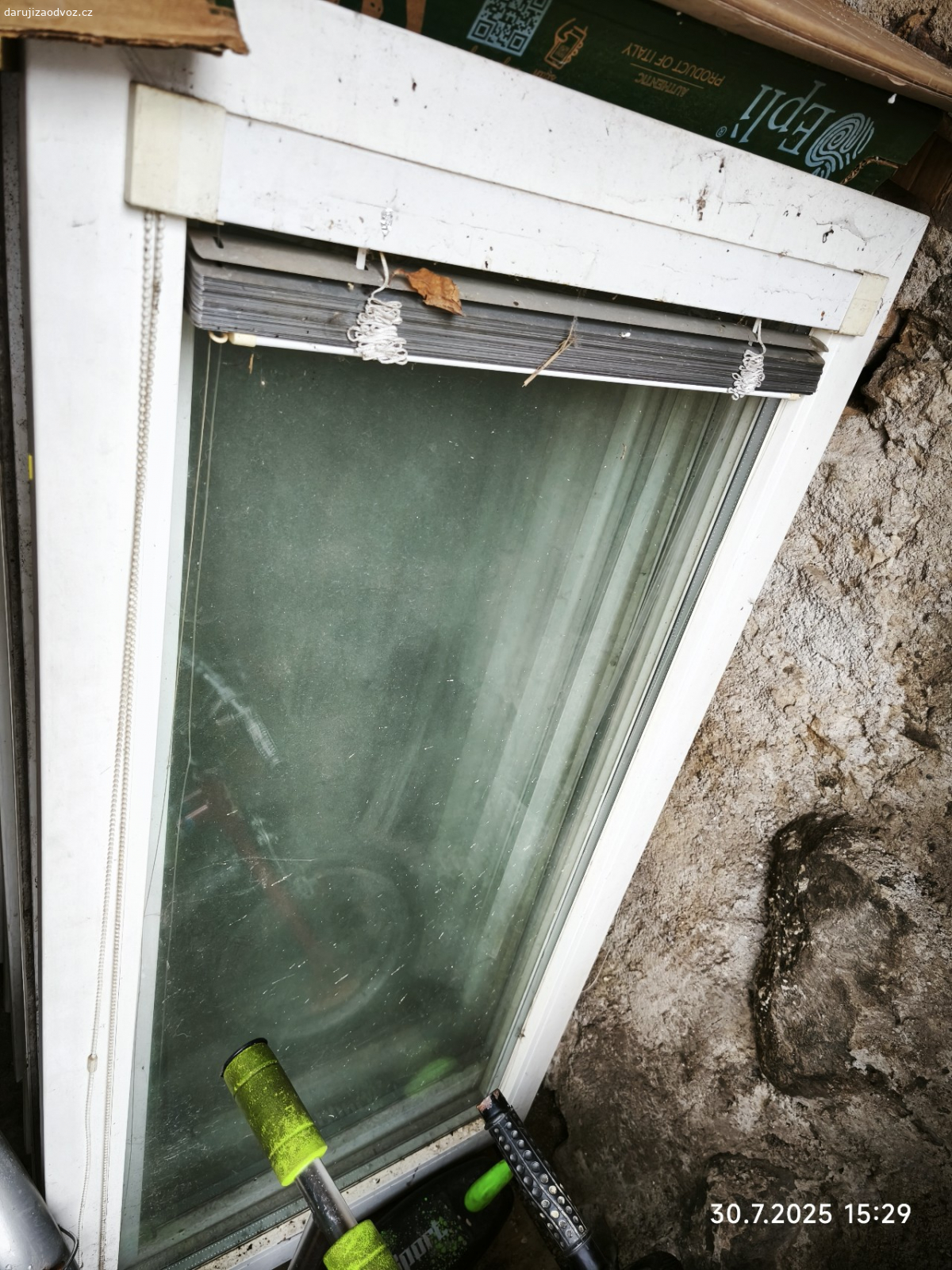 balkonové dveře, okna, skla. děda navozil různé balkonové dveře. něco použil na skleník něco zazdil do stěny, ale spoustu toho zbylo. 
v Černěticich u Volyně 
nějaké jsou v plastu a další ve dřevě. skla jsou u většiny v pořádku

nic nebudu měřit
pokud máte někdo o něco zájem, tak nejlépe o více kusů. překládat okna a prohledávat budete sami. pokud se něco rozbije, tak to odvezete