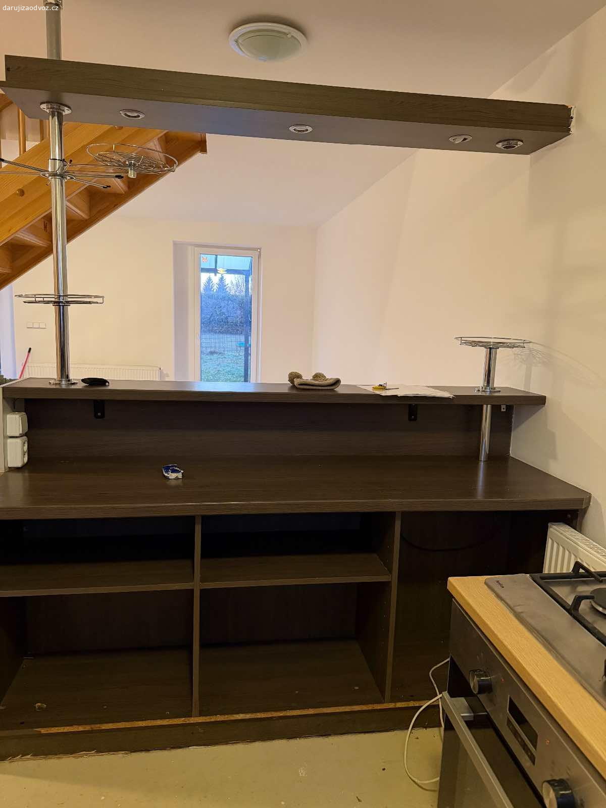 Bar. Dariju za odvoz (pomuzeme s demontáží) bar, ktery ma i pripojeni k elektřině.

Místo odběru Jenštejn. 
Ještě doplním rozměry.