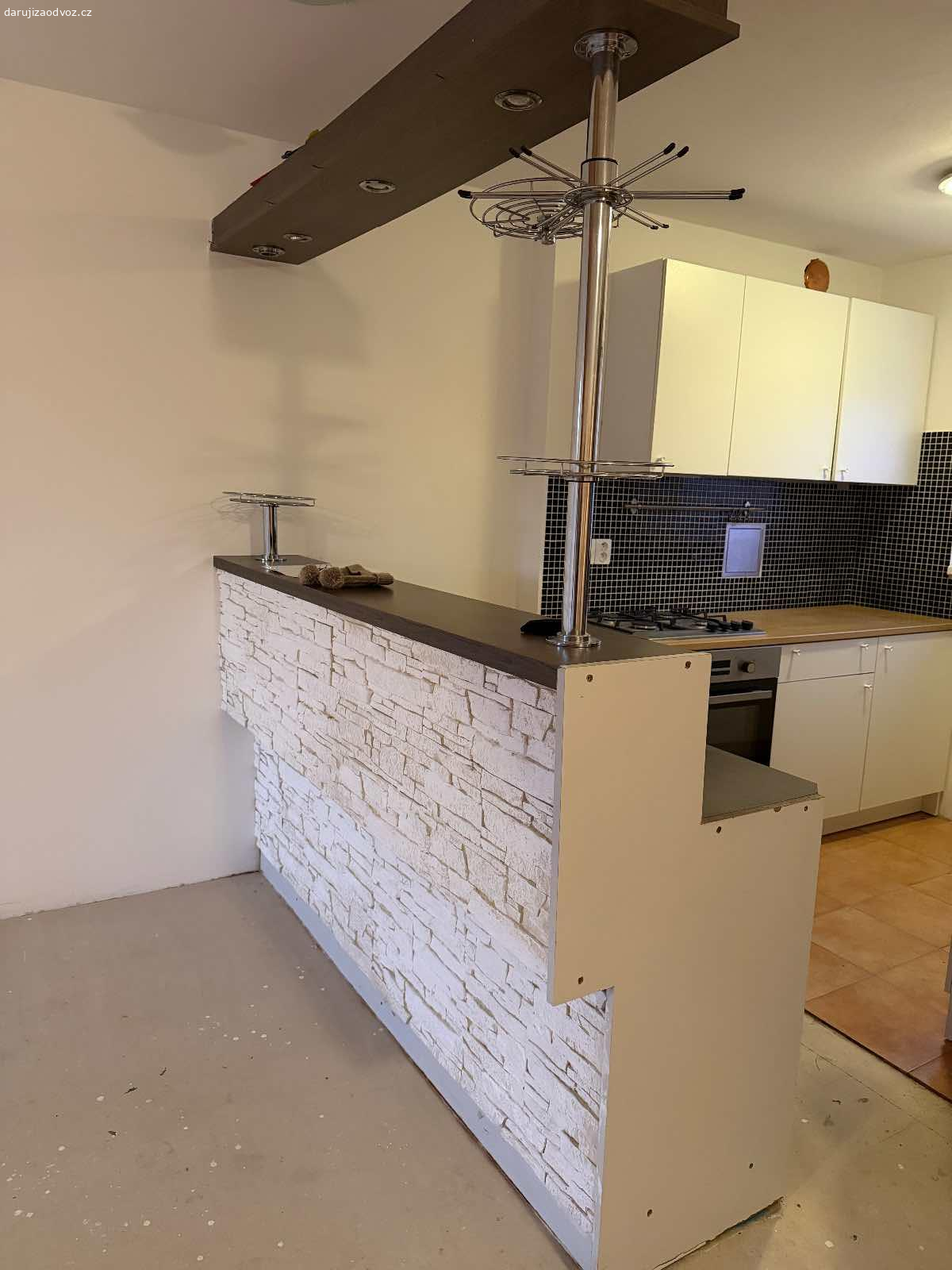 Bar. Dariju za odvoz (pomuzeme s demontáží) bar, ktery ma i pripojeni k elektřině.

Místo odběru Jenštejn. 
Ještě doplním rozměry.