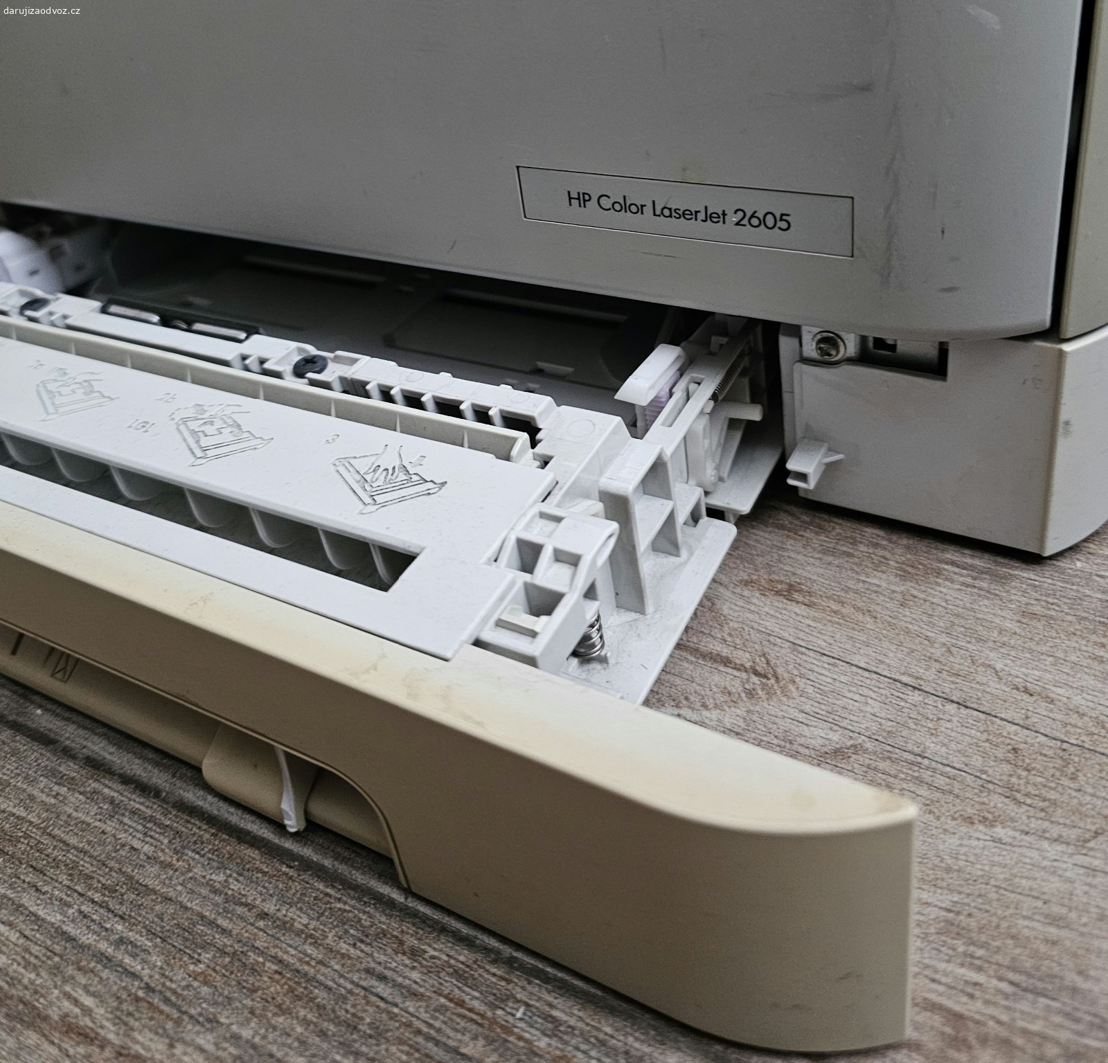 Barevná laserová tiskárná HP Color LaserJet 2605. Daruji barevnou laserovou tiskárnu HP Color LaserJet 2605

Tak jak je aktuálně tiskne nepoužitelně, tonery jsou téměř nebo zcela prázdné, přenosový pás zanesený barvou (viz foto),  je třeba vyčištění/doplnění/výměna tonerů, vyčištěni přenosového pásu, případně jeho výýměna.

Rozměry (š x h x v)  40,7 × 45,3 × 37 cm
Hmotnost 18,5 kg

Technické specifikace, viz
https://www.hpmarket.cz/productOpt.asp?konfId=Q7821A