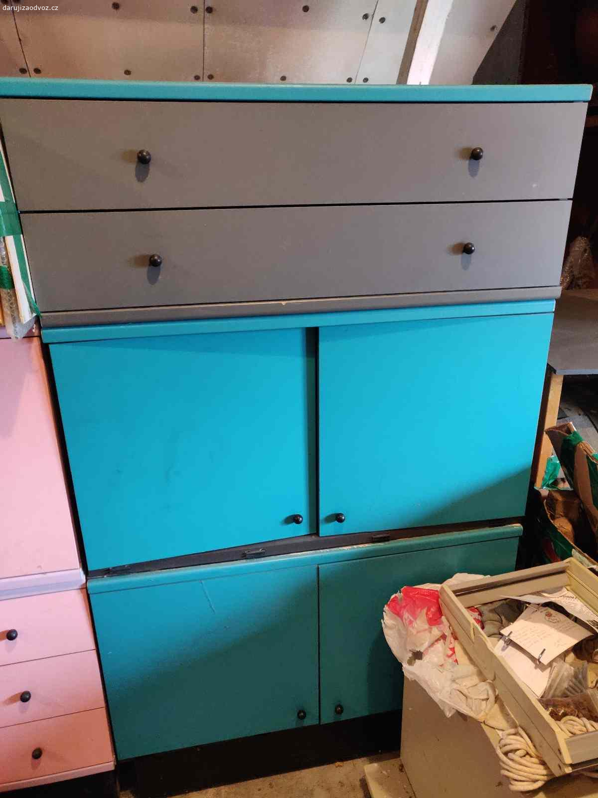 Barevne skrinky. Skrinky su miestami otlučené, tyrkysová skrinka potrebuje spravit panty. K vyzdvihnutiu v Jevanech.