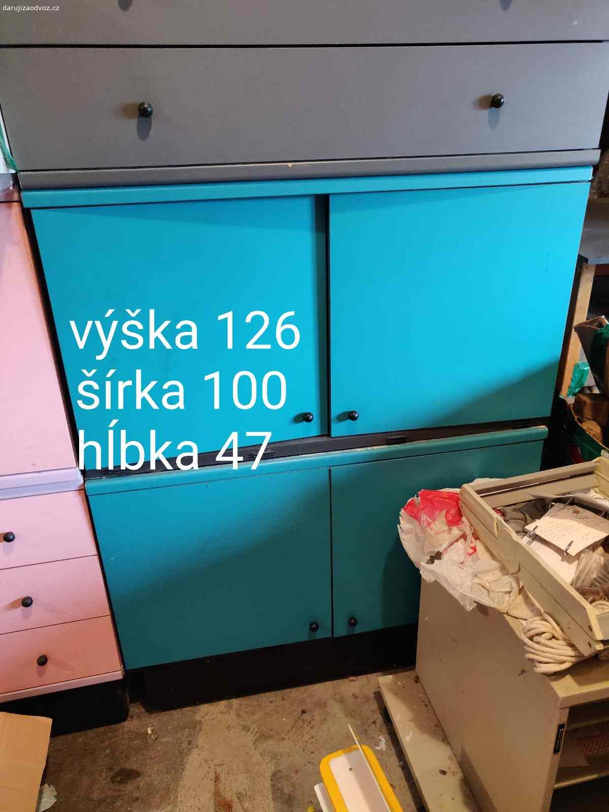 Barevne skrinky. Skrinky su miestami otlučené, tyrkysová skrinka potrebuje spravit panty. K vyzdvihnutiu v Jevanech.