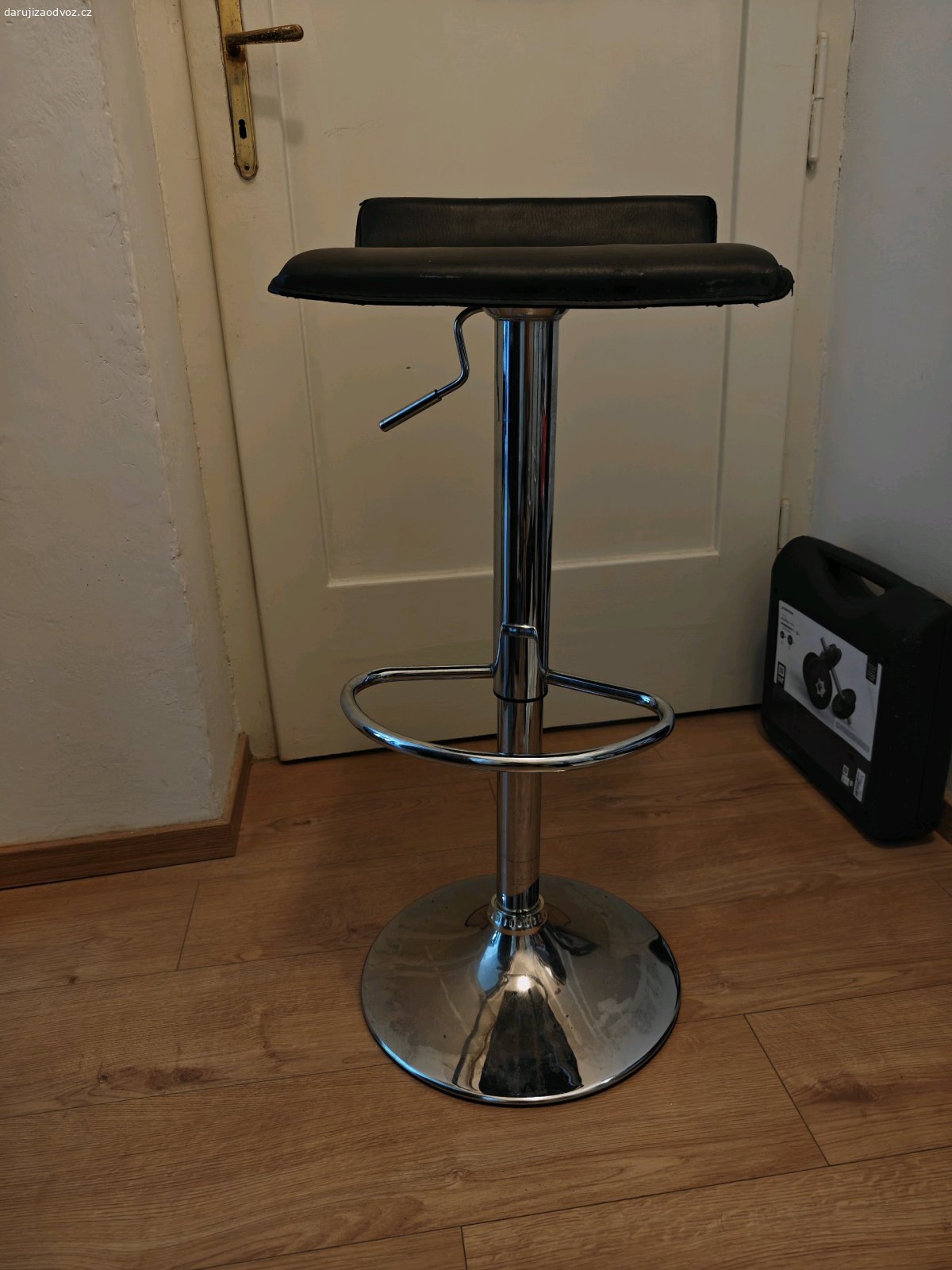 barové židle 4ks. Funkční, ok stav, nastavitelná výška, ocelové bytelné podnoží.

Na fotce jsou jen 3, ale k dispozici jsou 4.