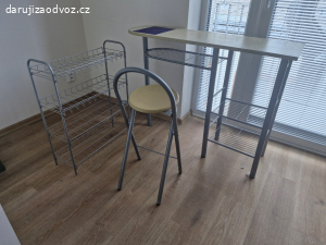 barový pult, stolička a regál
