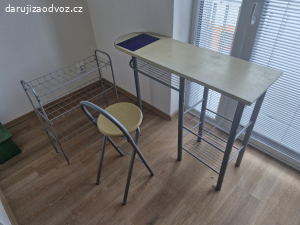 barový pult, stolička a regál