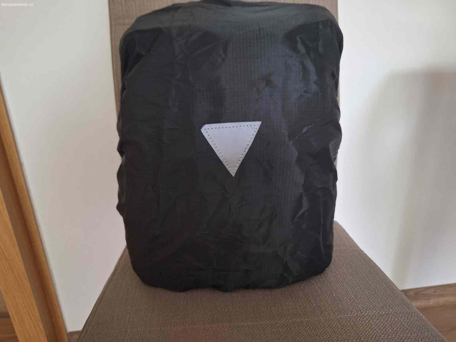 Batoh šedý + potah na batoh proti dešti + pouzdro. Daruji za odvoz tento šedý batoh, potah na batoh proti dešti a pouzdro na mobil.