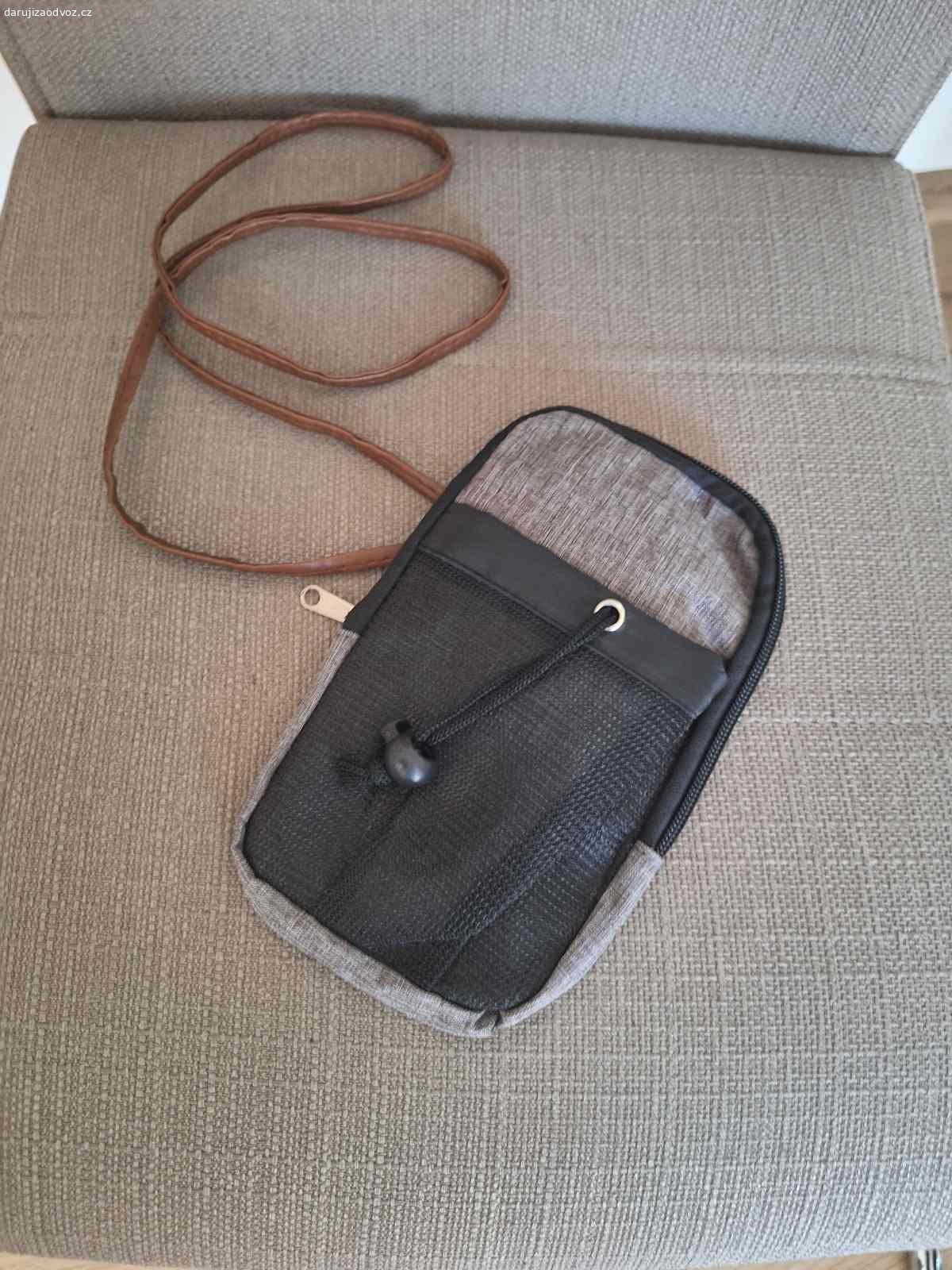 Batoh šedý + potah na batoh proti dešti + pouzdro. Daruji za odvoz tento šedý batoh, potah na batoh proti dešti a pouzdro na mobil.
