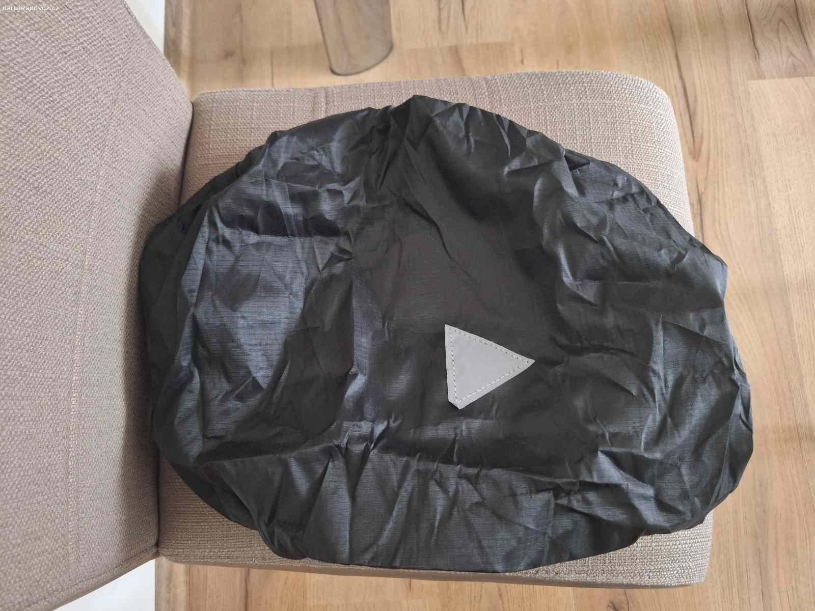 Batoh šedý + potah na batoh proti dešti + pouzdro. Daruji za odvoz tento šedý batoh, potah na batoh proti dešti a pouzdro na mobil.