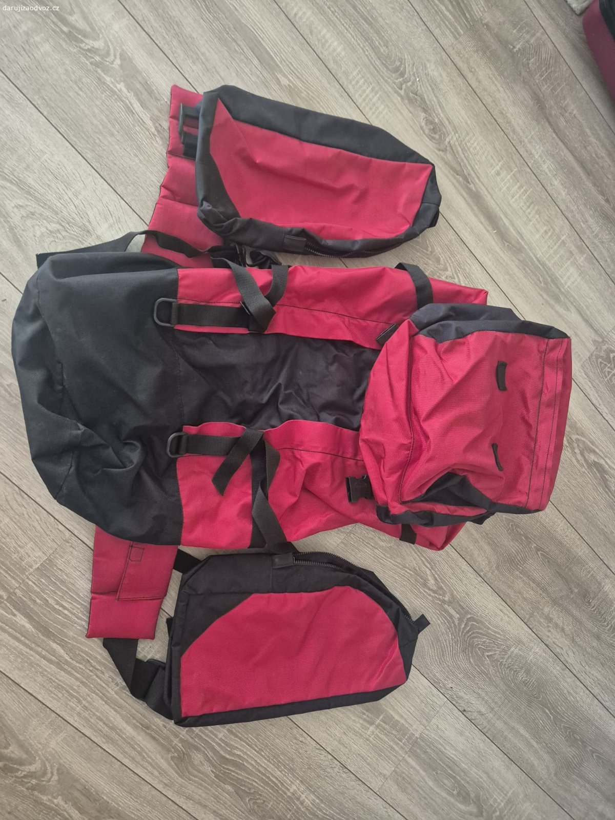 Batoh. Starší, funkční, cca 80 cm na výšku.
