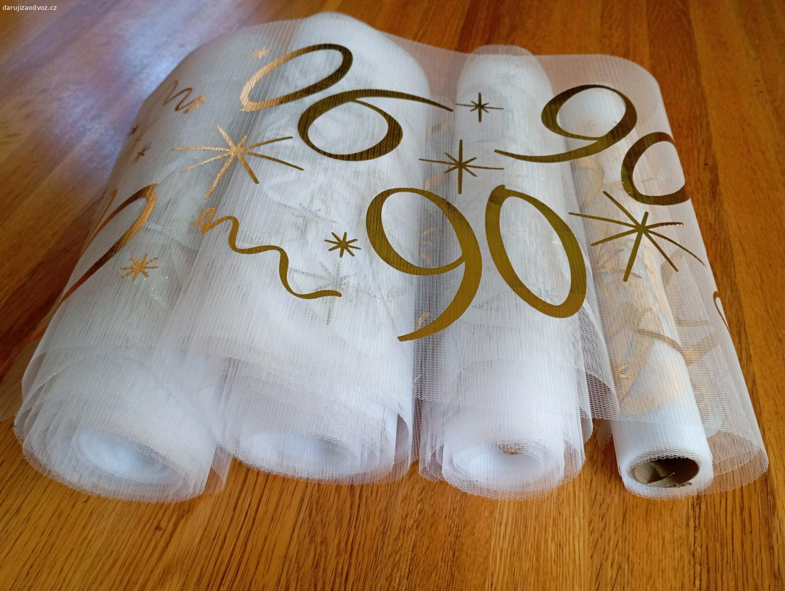 běhoun na stůl 90.narozeniny. na oslavu 90.narozenin, běhoun se zlatými číslicemi 90., asi 15 metru