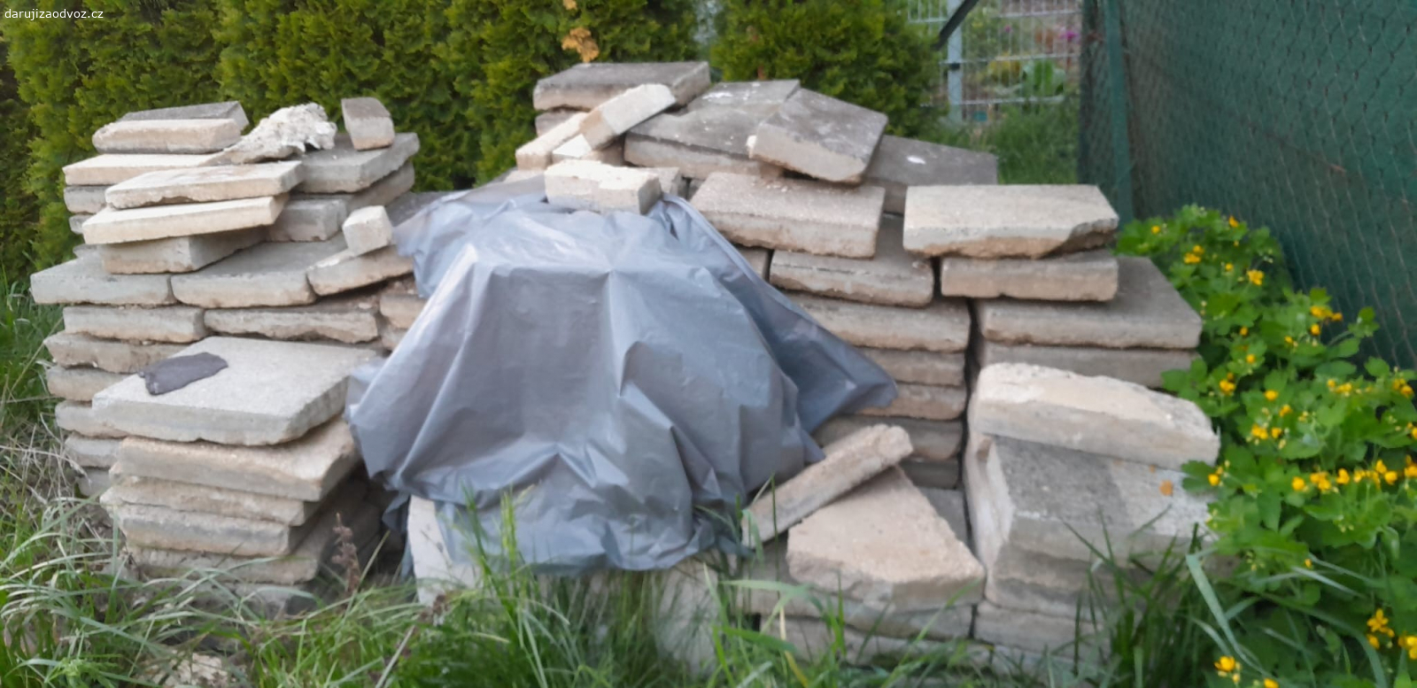Betonová dlažba 30x30. Cca 150ks tloušťka Cca 5cm