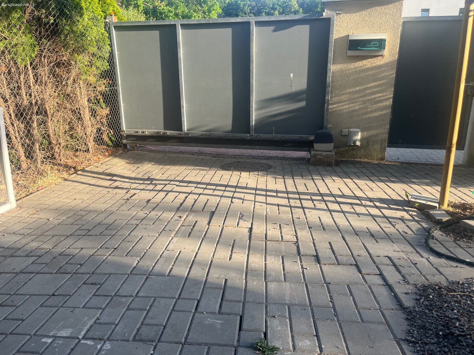 Betonová dlažba. Rezervováno

Daruji za odvoz cca 27m2 betonové dlažby, výška 6cm, vzor a stav viz foto.

Pomůžeme s rozebráním/naložením.