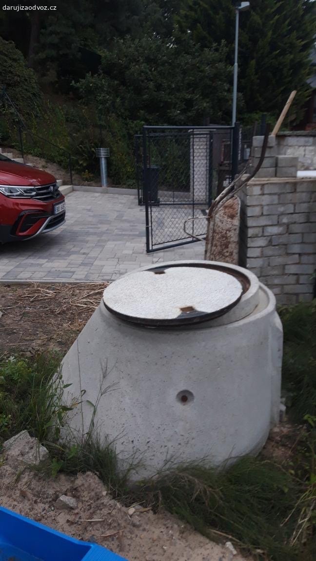 Betonova sachta s poklopem. Daruji betonovou sachtu s poklopem. Konicka, nepouzita. Je polozena na prknech, aby bylo mozne ji zvednout...napr. autem s rukou. Misto vyzvednuti v ulici Za Mototechnou Praha 5.