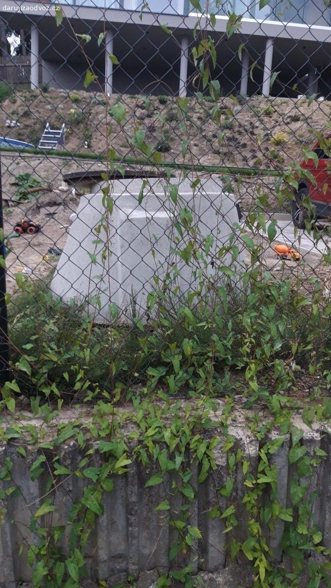 Betonova sachta s poklopem. Daruji betonovou sachtu s poklopem. Konicka, nepouzita. Je polozena na prknech, aby bylo mozne ji zvednout...napr. autem s rukou. Misto vyzvednuti v ulici Za Mototechnou Praha 5.