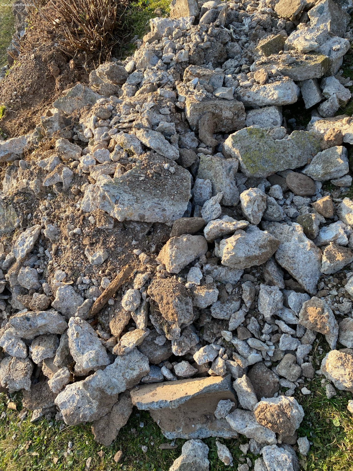 Betonová suť. Nabízíme kvalitní betonovou suť z podezdívky plotu.