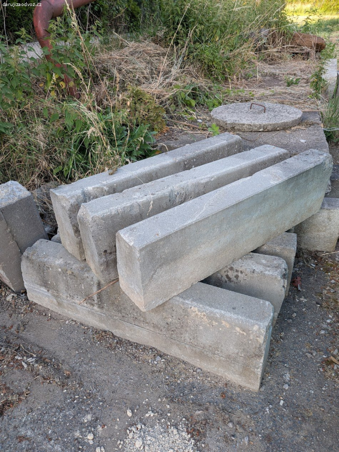 Betonové silniční obrubníky za odvoz