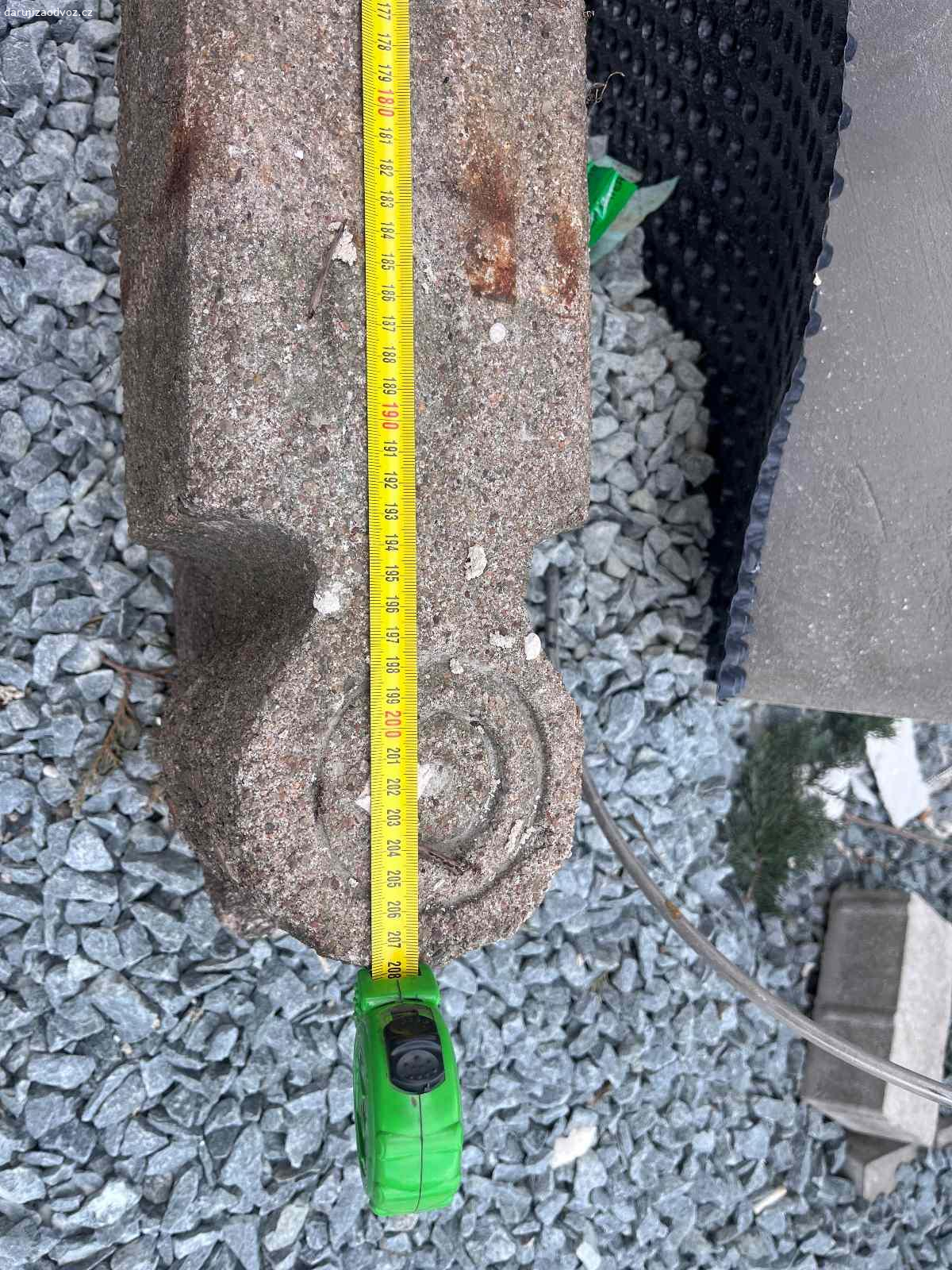 betonové sloupky. Daruji tři betonové slouky