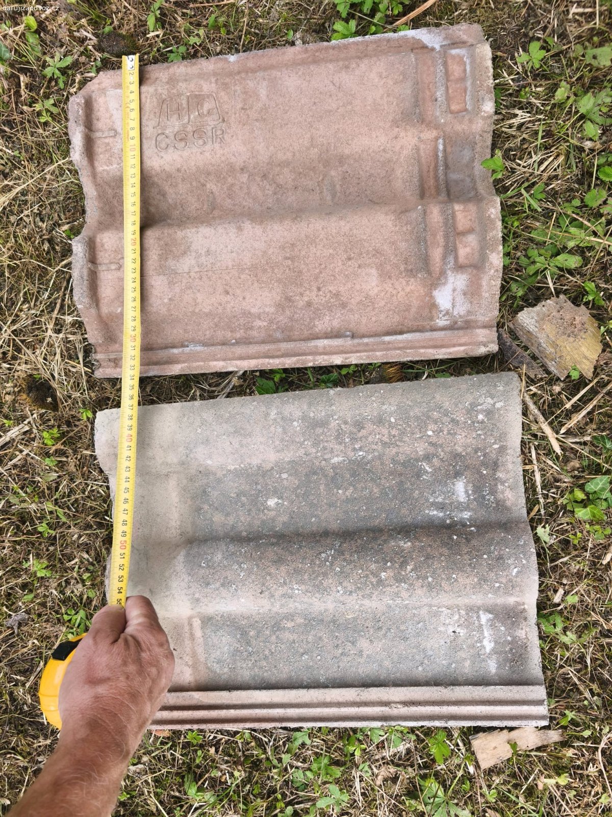 betonové střešní tašky. Daruji cca 1000ks betonových střešních tašek.
