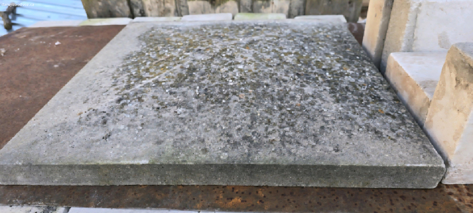 betonové stříšky. Daruji tyto stříšky :)