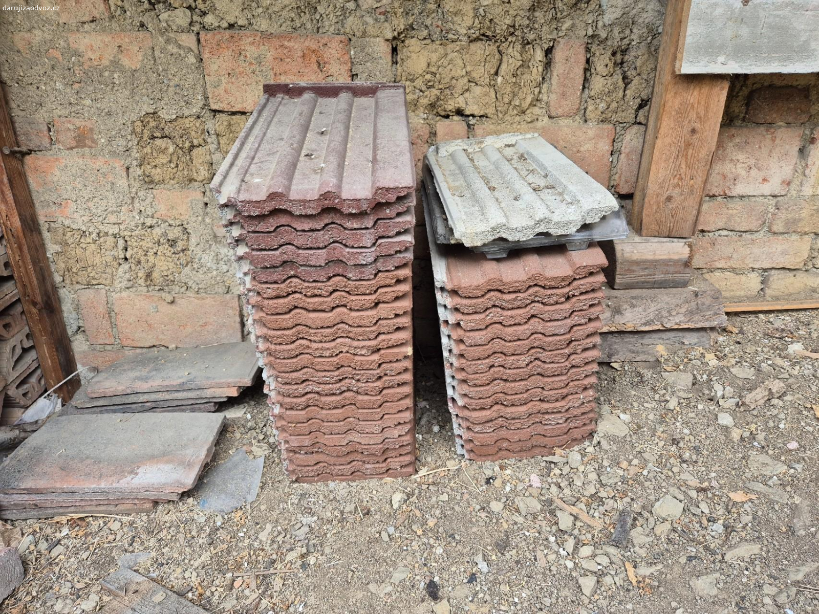 betonové tašky. Daruji za odvoz zbytek betonových tašek.