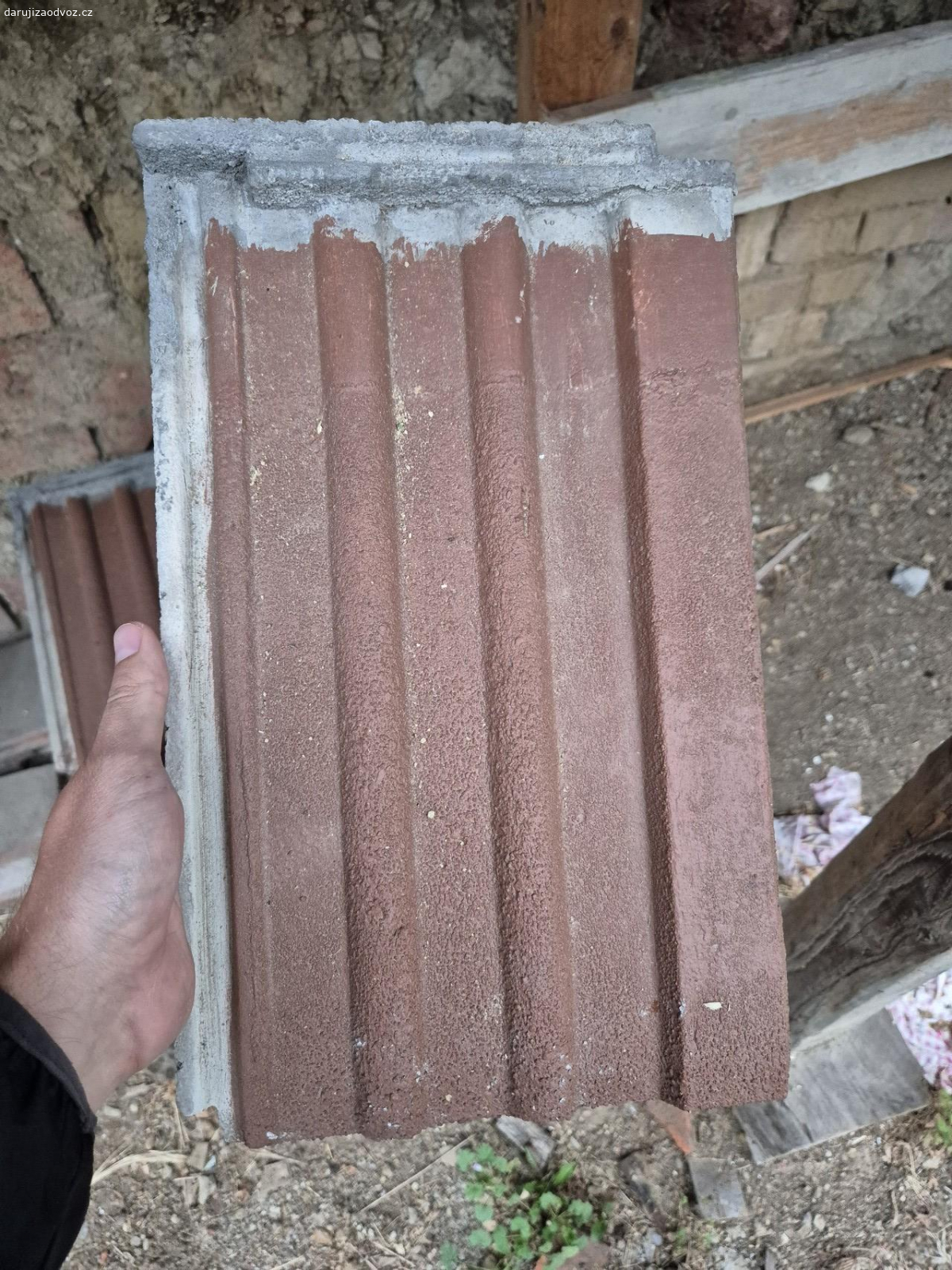 betonové tašky. Daruji za odvoz zbytek betonových tašek.